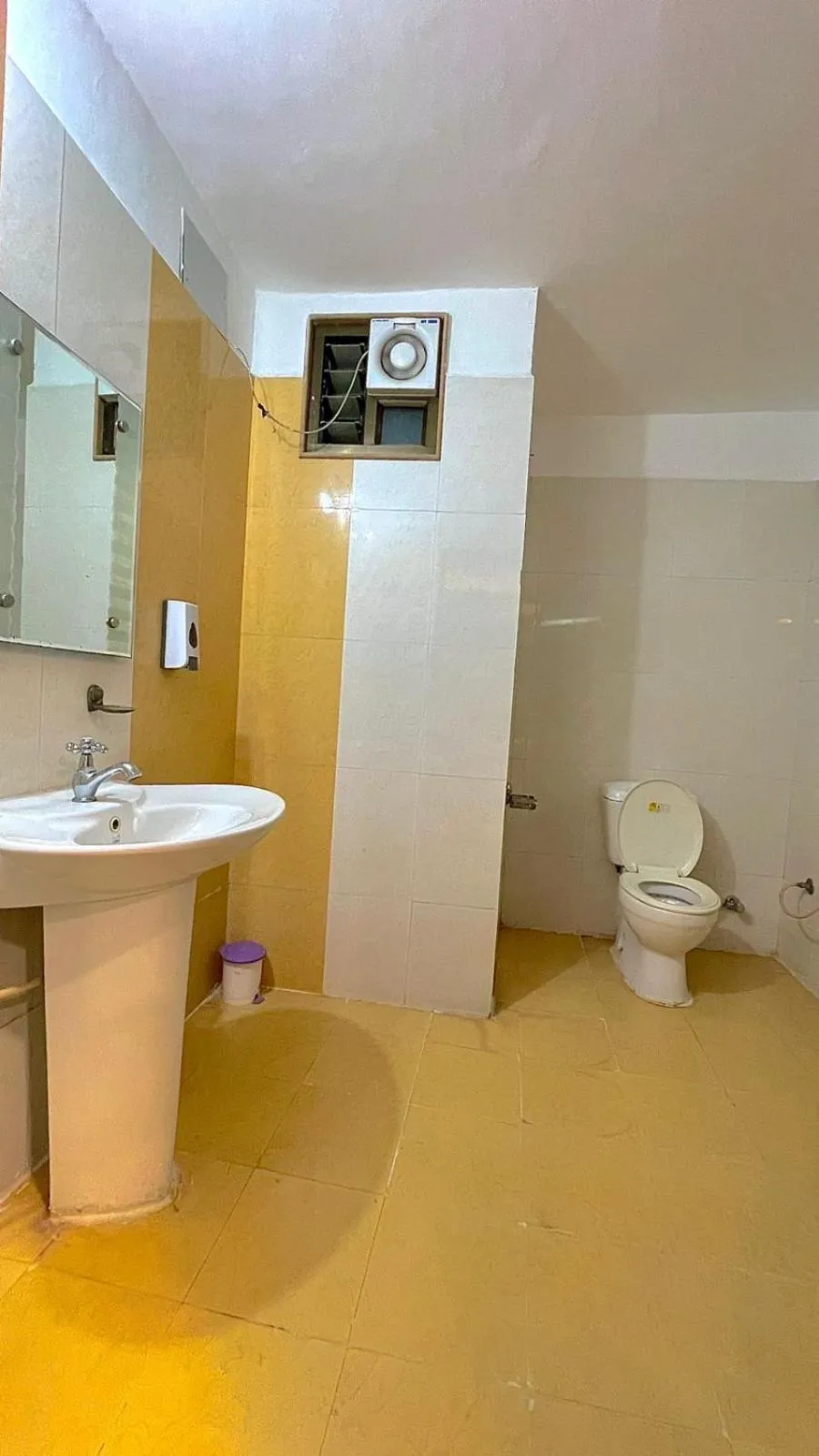 Toilet in Hotel Ashapura Palace