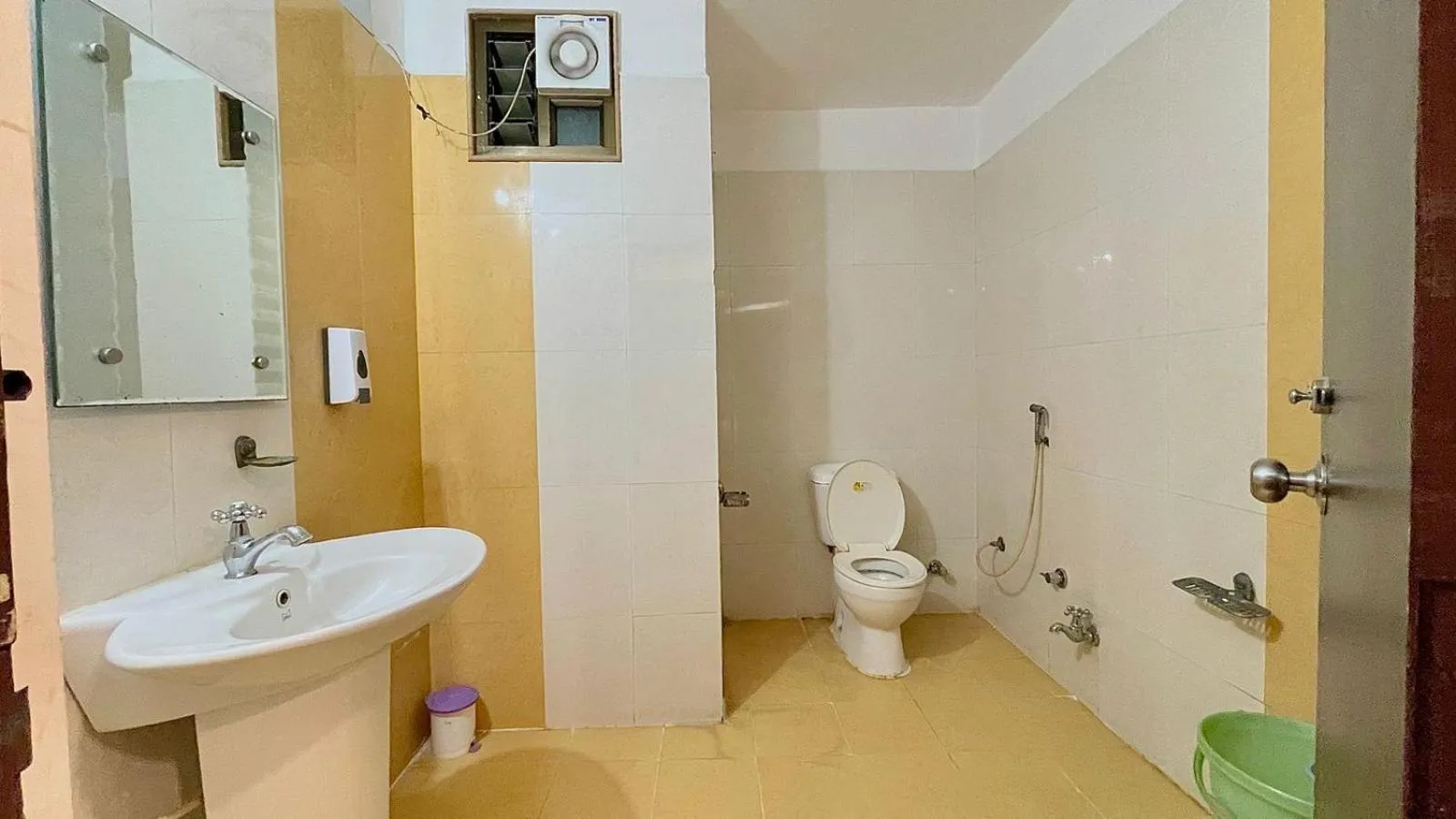 Bathroom in Hotel Ashapura Palace