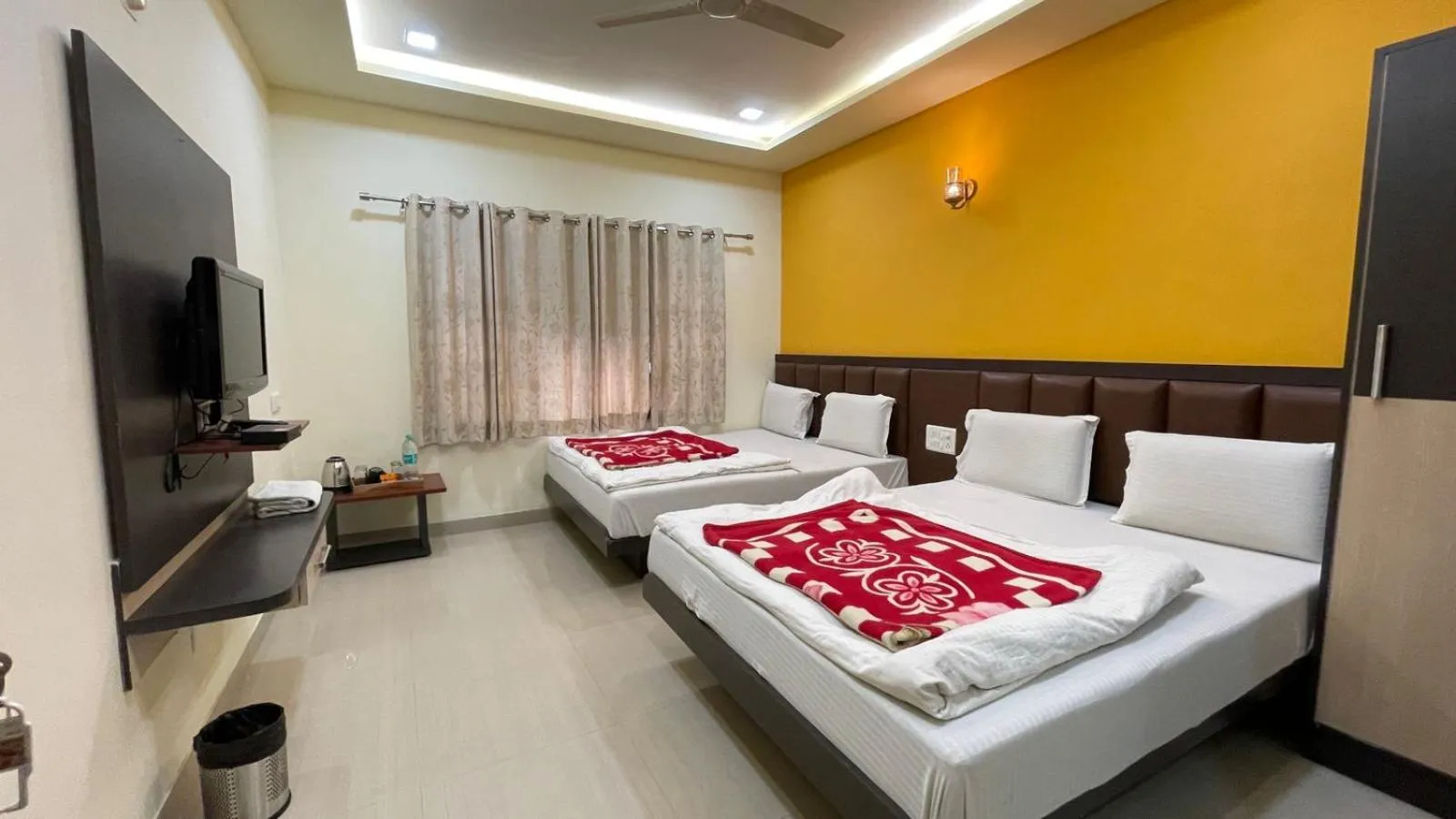 Bed in Hotel Ashapura Palace