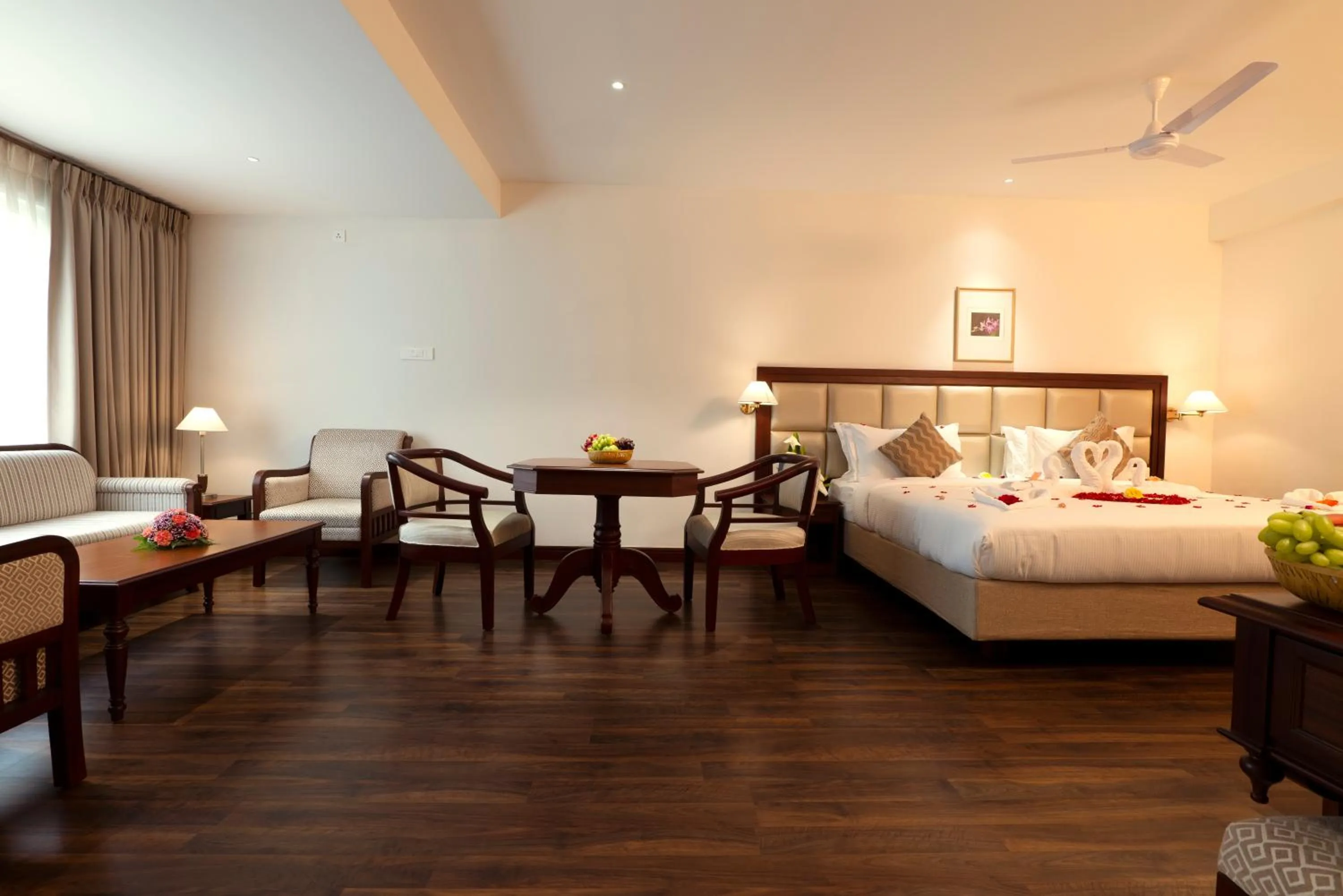 Photo of the whole room, Bed in Issacs Residency