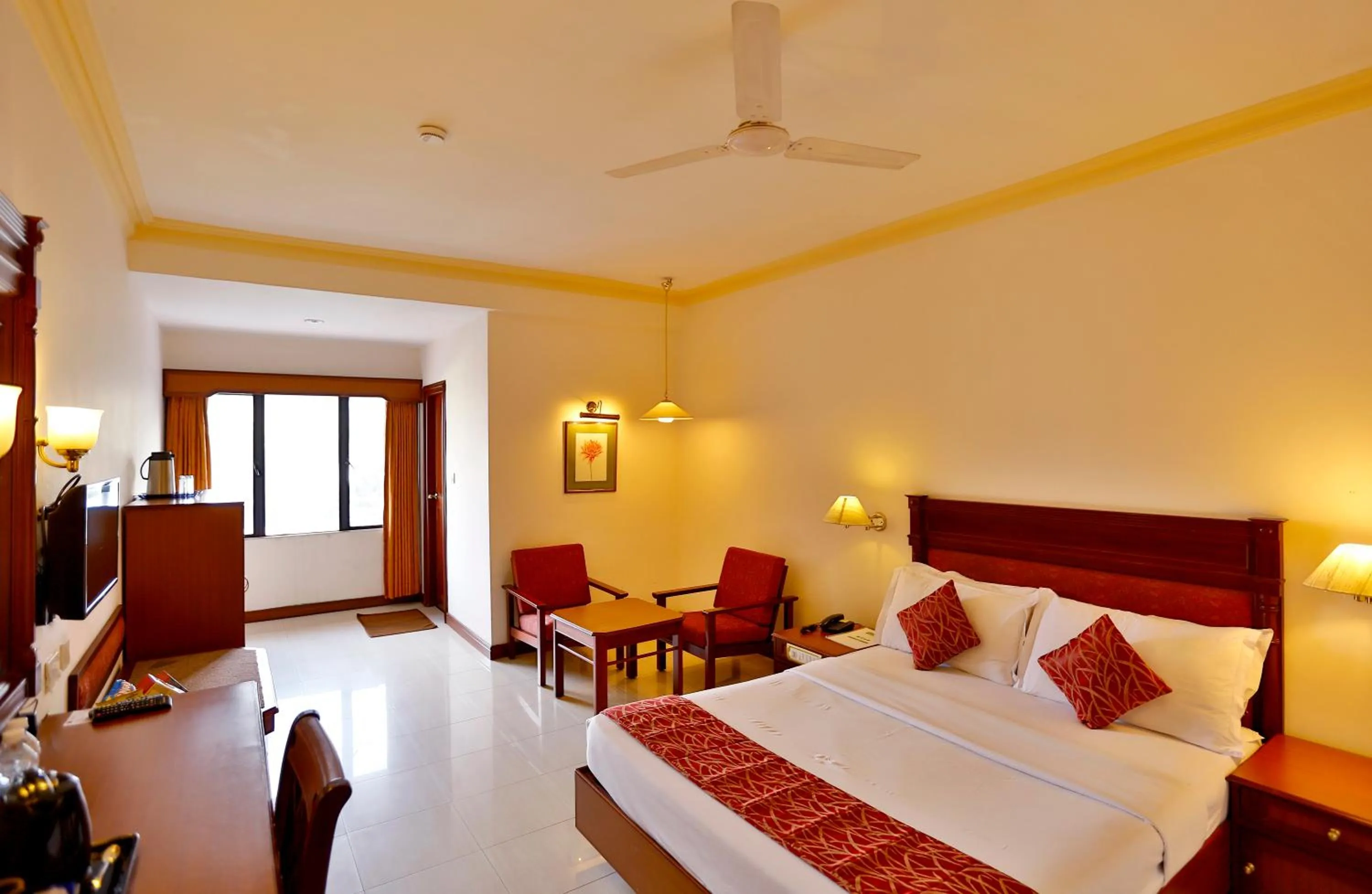 Photo of the whole room, Bed in Issacs Residency