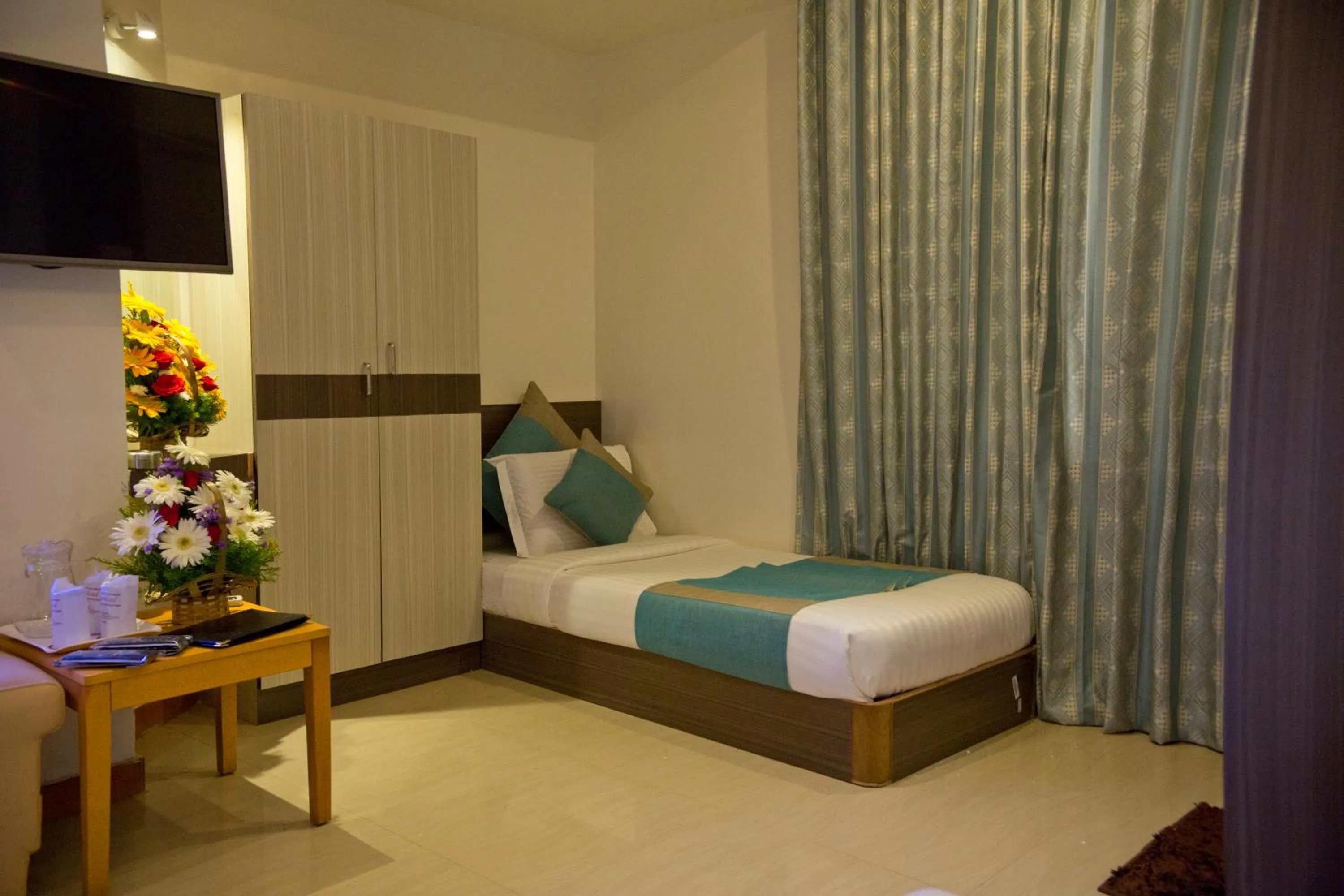 Photo of the whole room, Bed in Aishwarya Le Royal