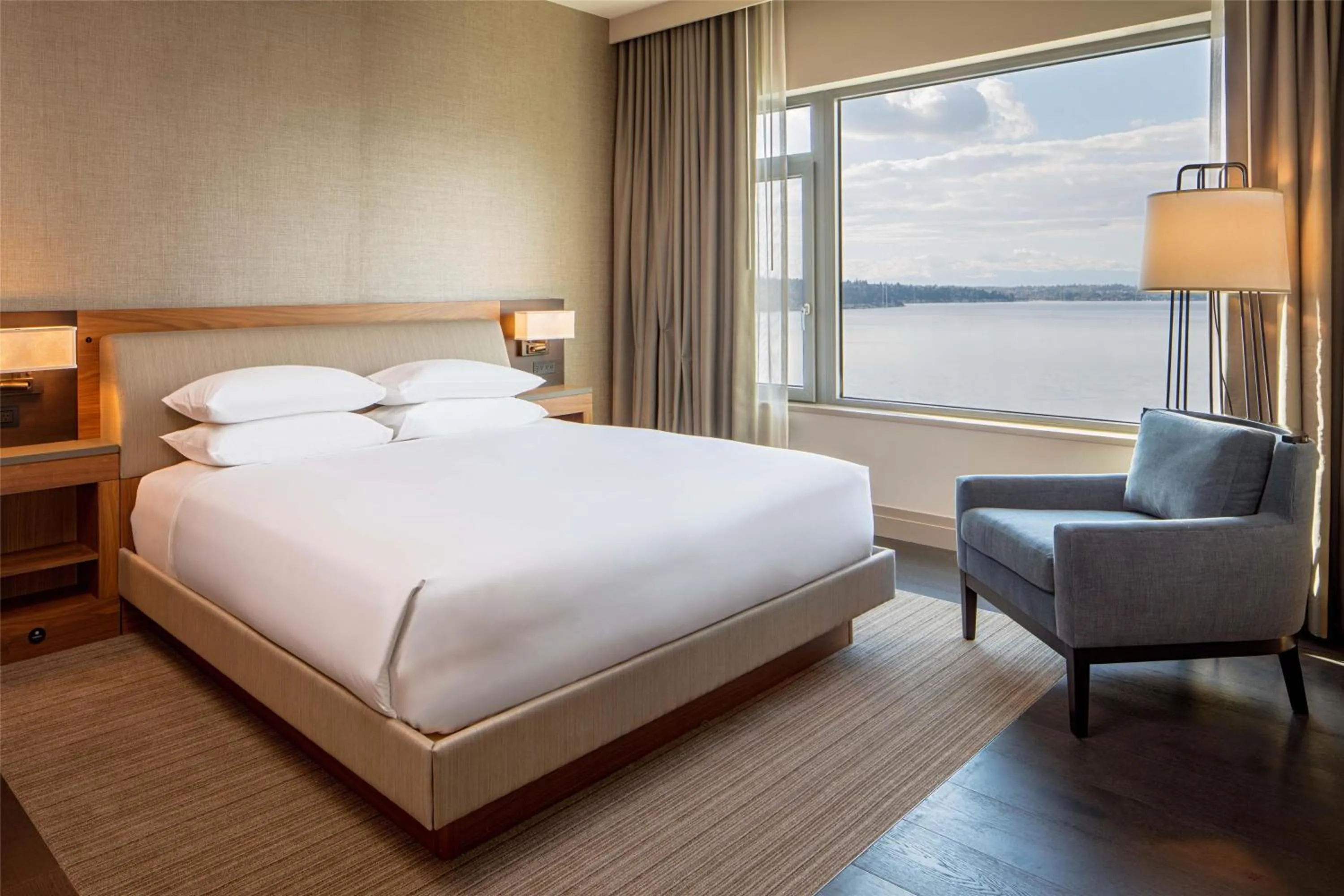 Photo of the whole room, Bed in Hyatt Regency Lake Washington at Seattle's Southport