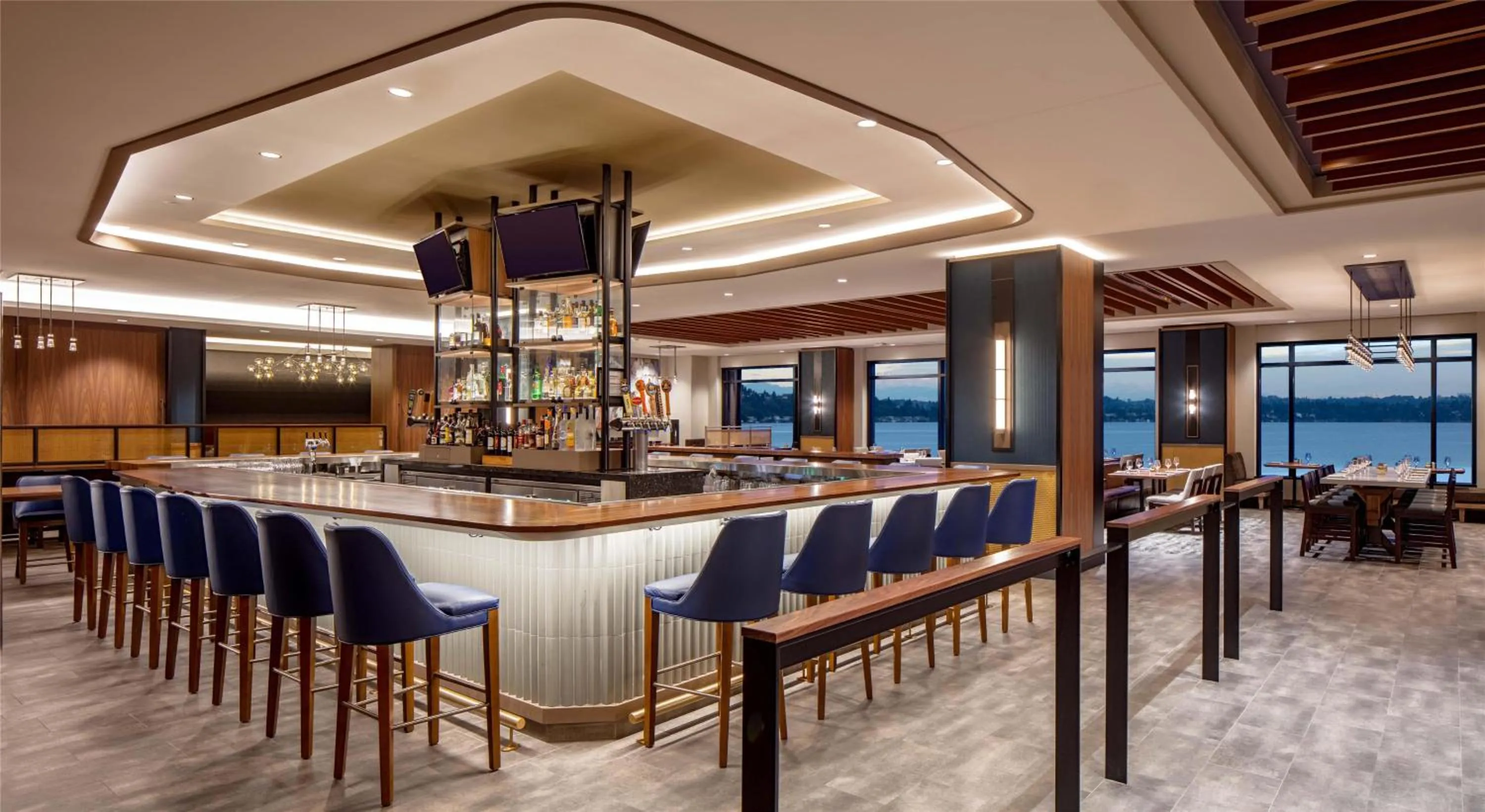 Lounge or bar in Hyatt Regency Lake Washington at Seattle's Southport