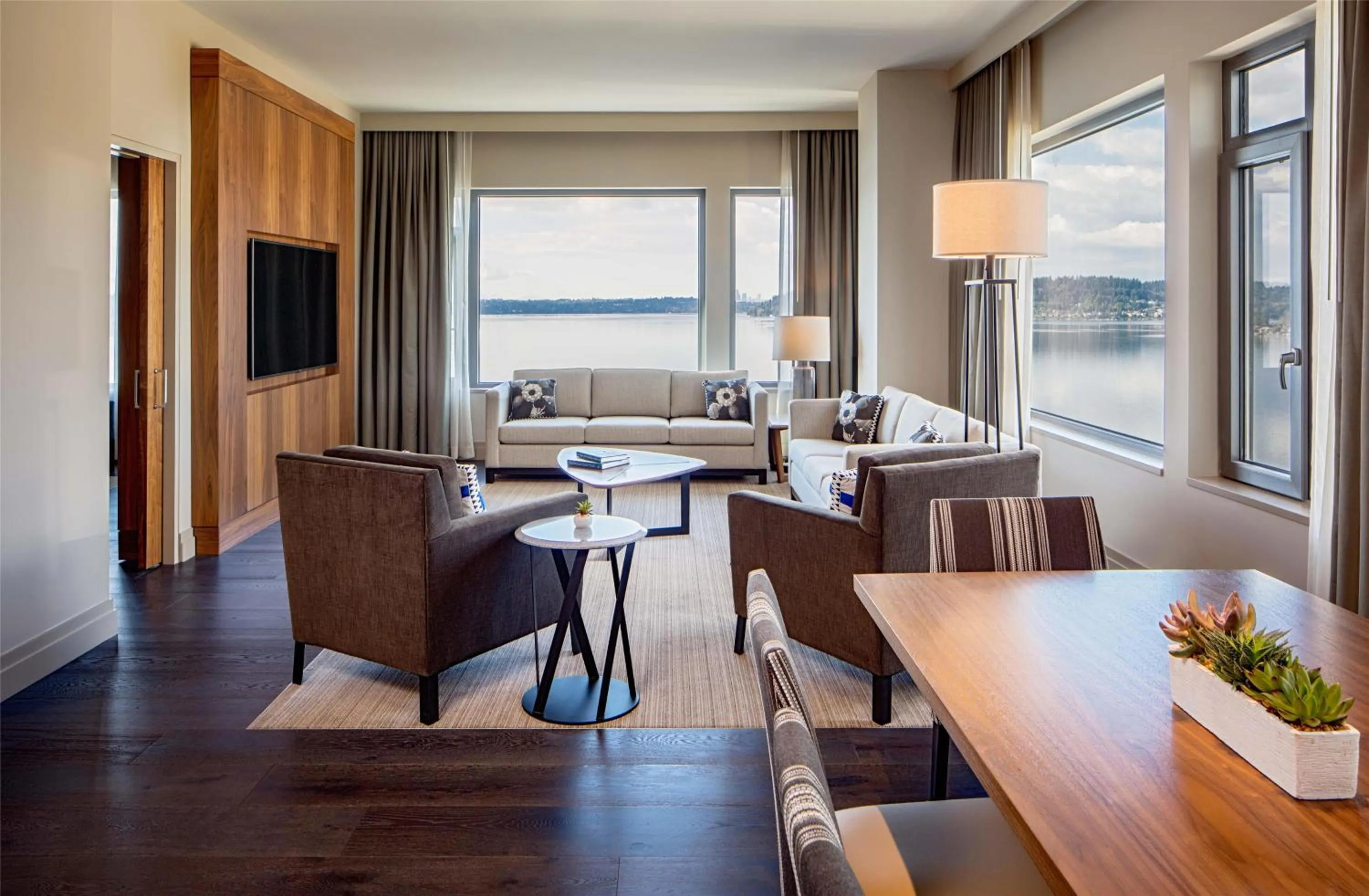 Photo of the whole room in Hyatt Regency Lake Washington at Seattle's Southport