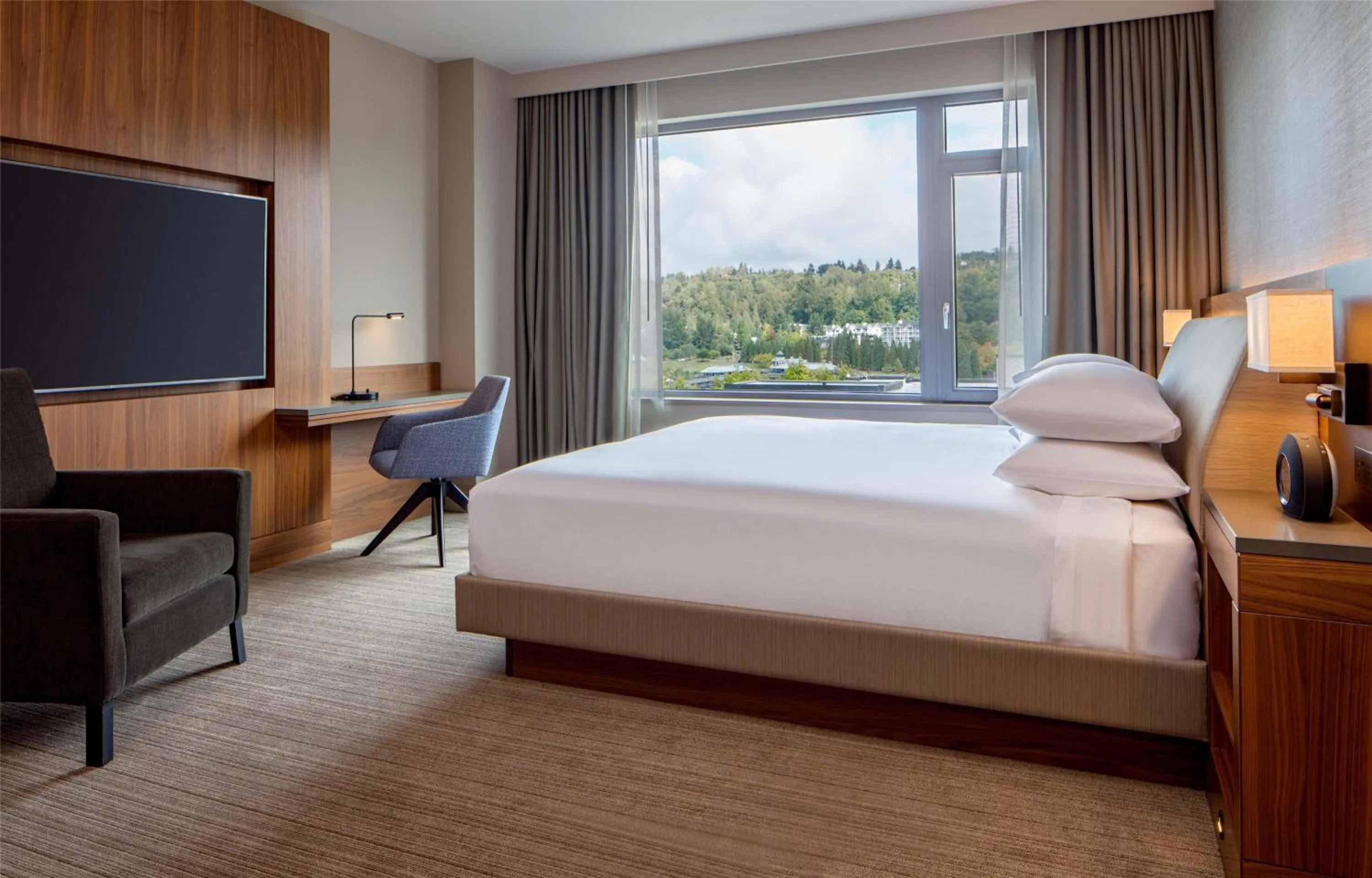 Bedroom, Bed in Hyatt Regency Lake Washington at Seattle's Southport
