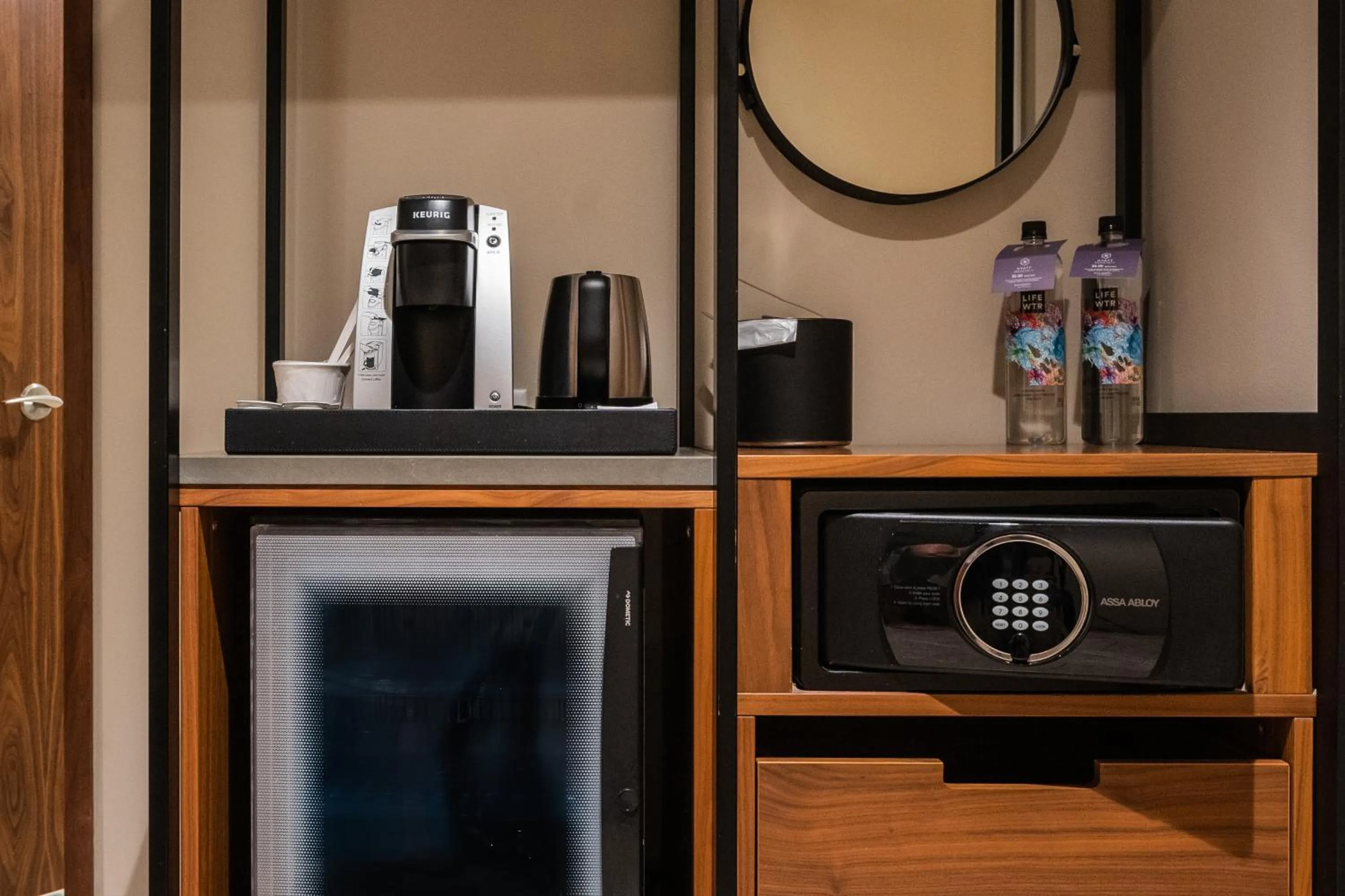 Coffee/tea facilities in Hyatt Regency Lake Washington at Seattle's Southport