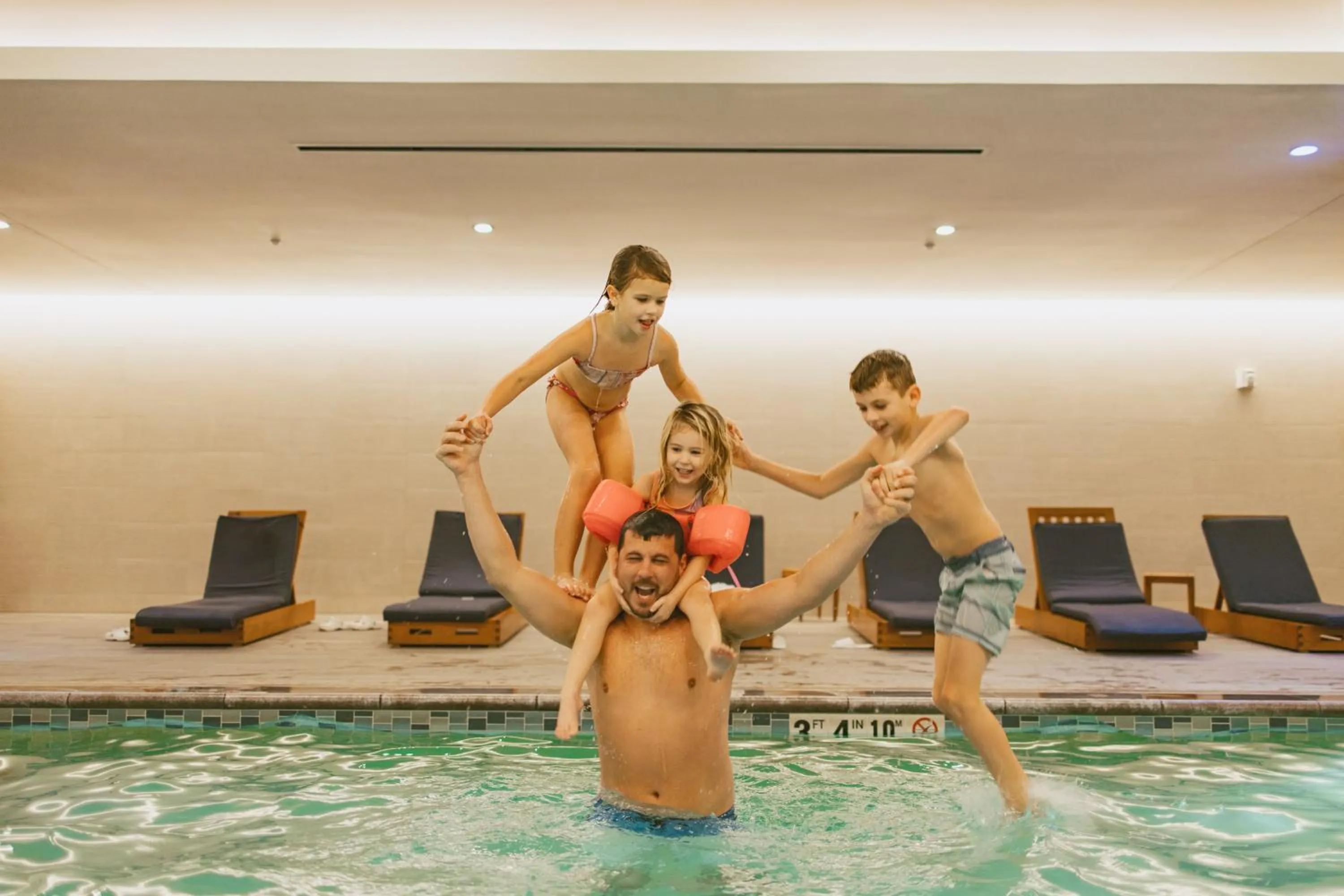 Swimming pool in Hyatt Regency Lake Washington at Seattle's Southport