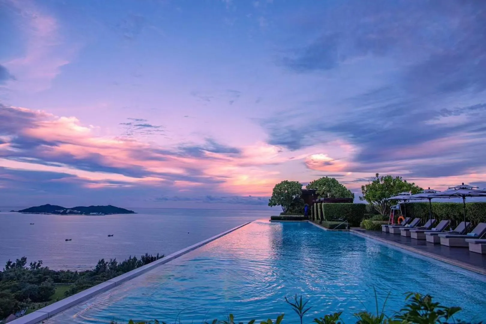 Swimming pool in Rosewood Sanya