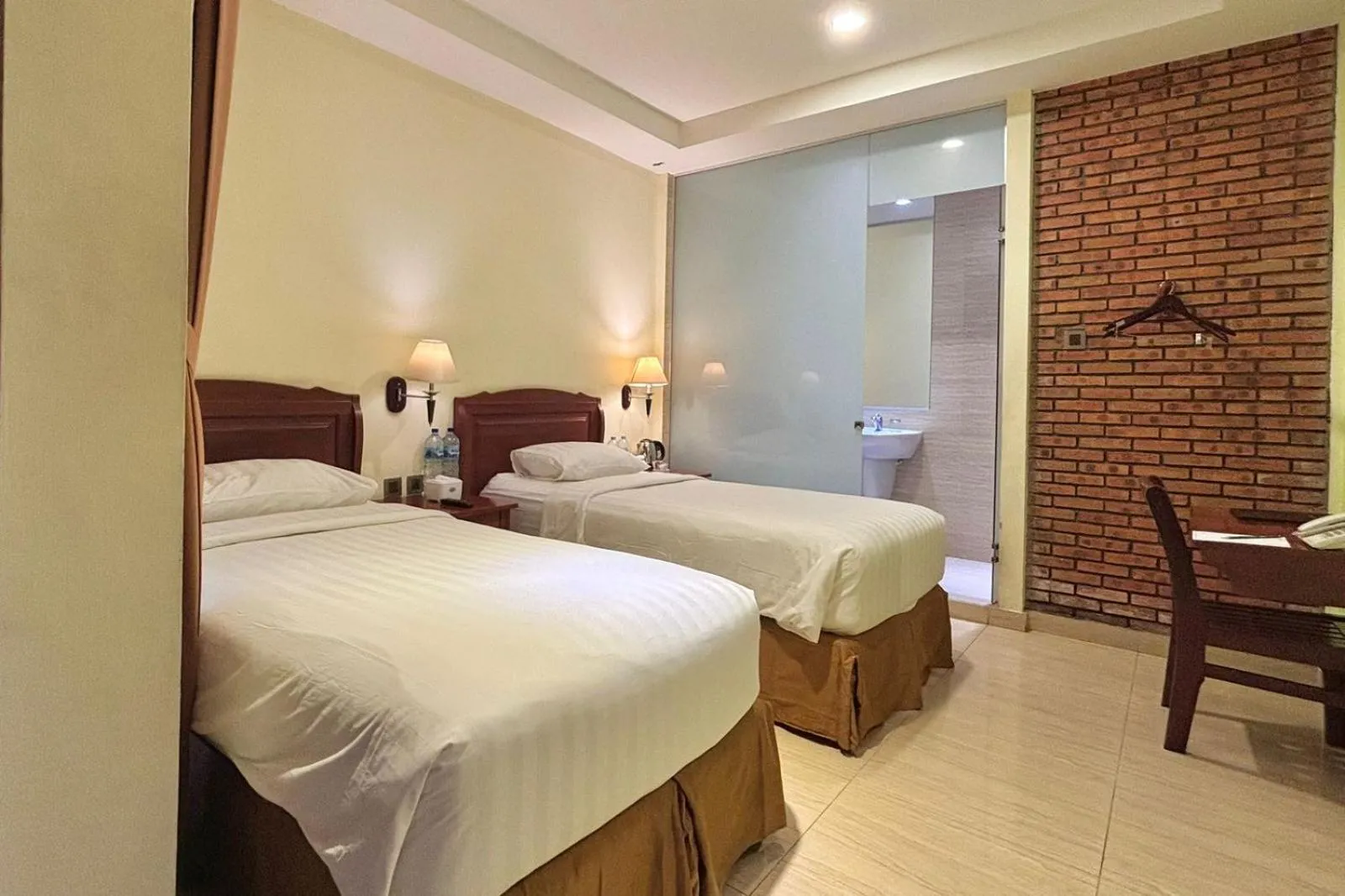 Bed in Thong's Inn Hotel Kualanamu