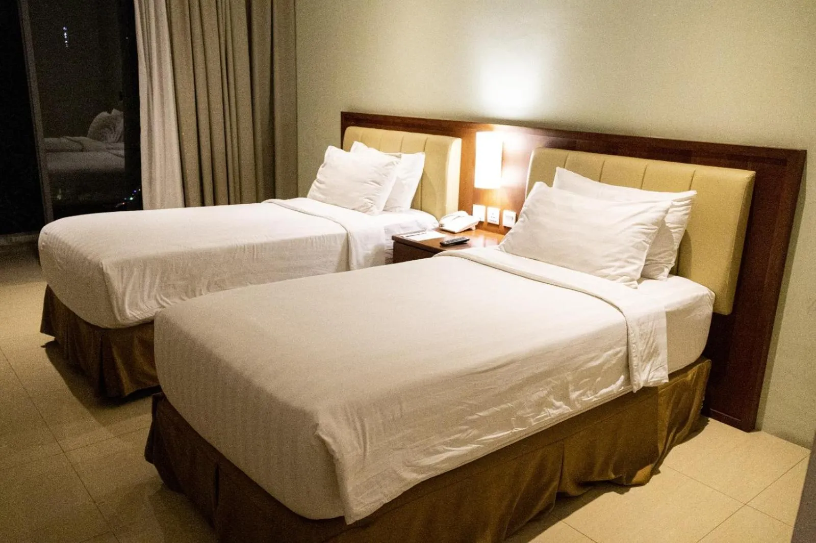 Bed in Thong's Inn Hotel Kualanamu