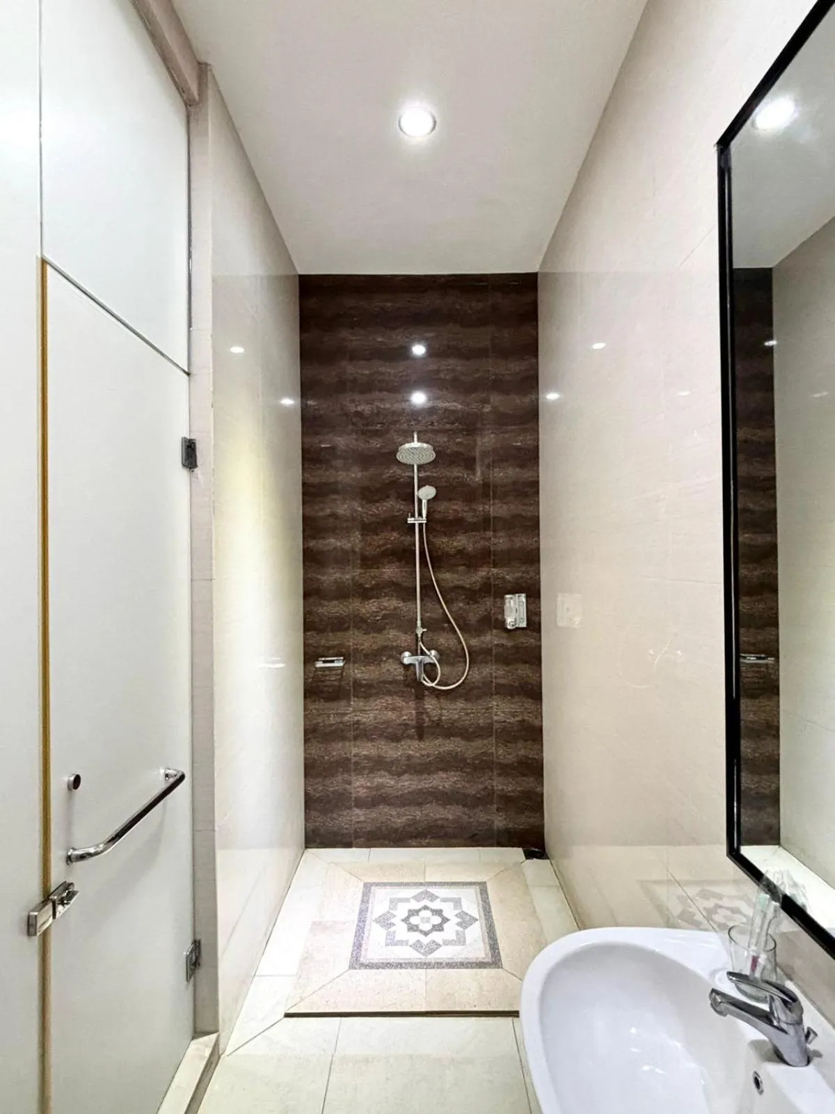 Shower in Thong's Inn Hotel Kualanamu