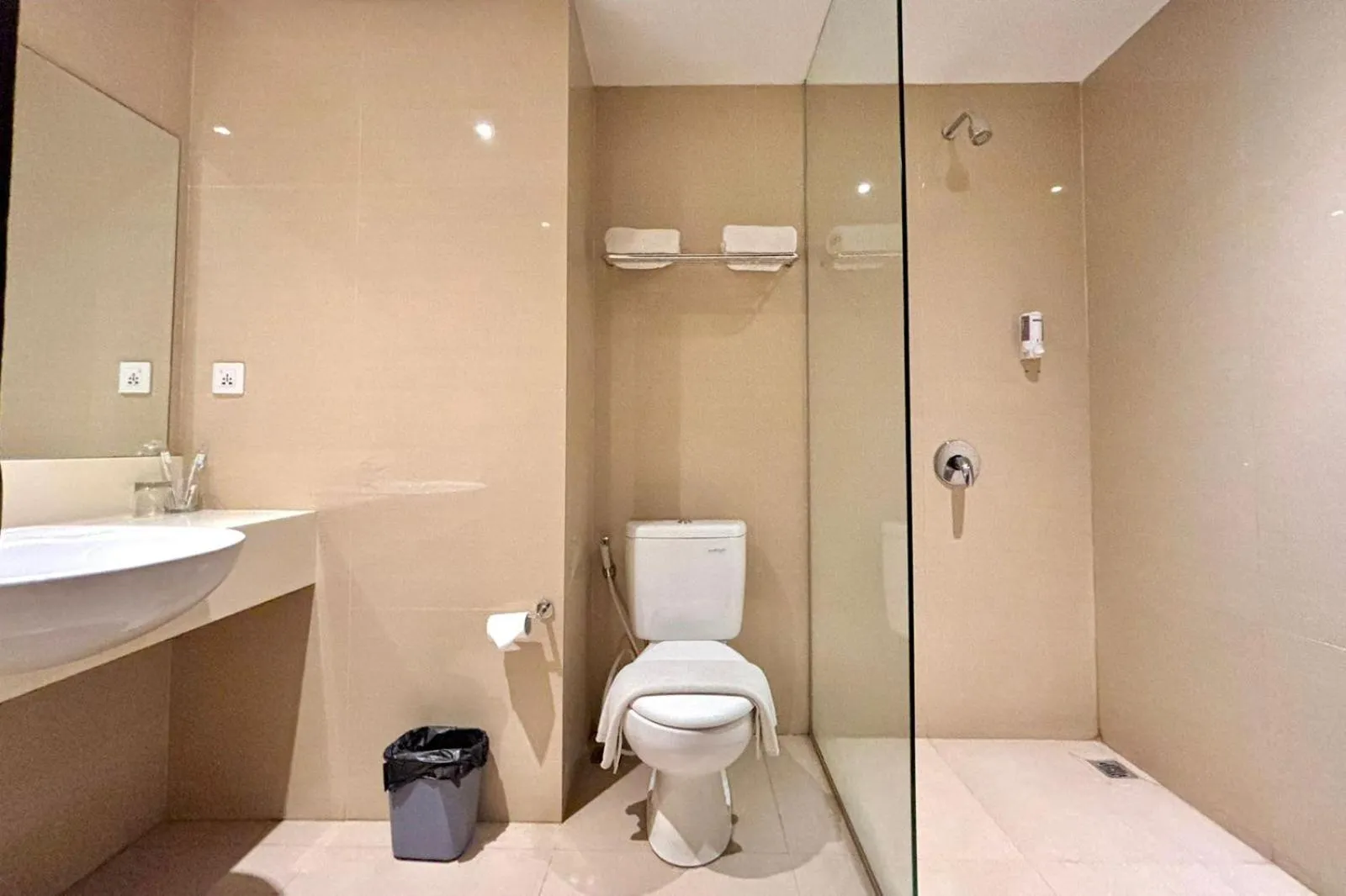 Bathroom in Thong's Inn Hotel Kualanamu