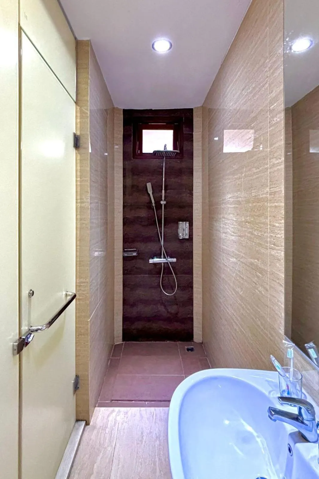 Shower in Thong's Inn Hotel Kualanamu