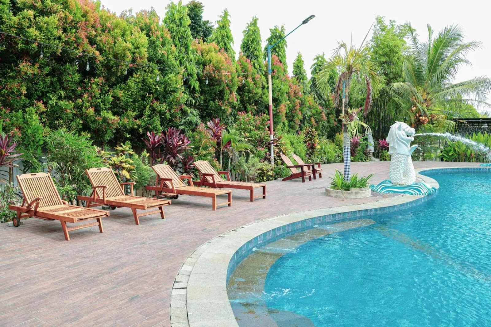 Pool view in Thong's Inn Hotel Kualanamu