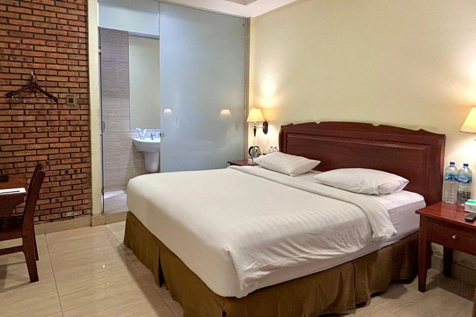 Bed in Thong's Inn Hotel Kualanamu