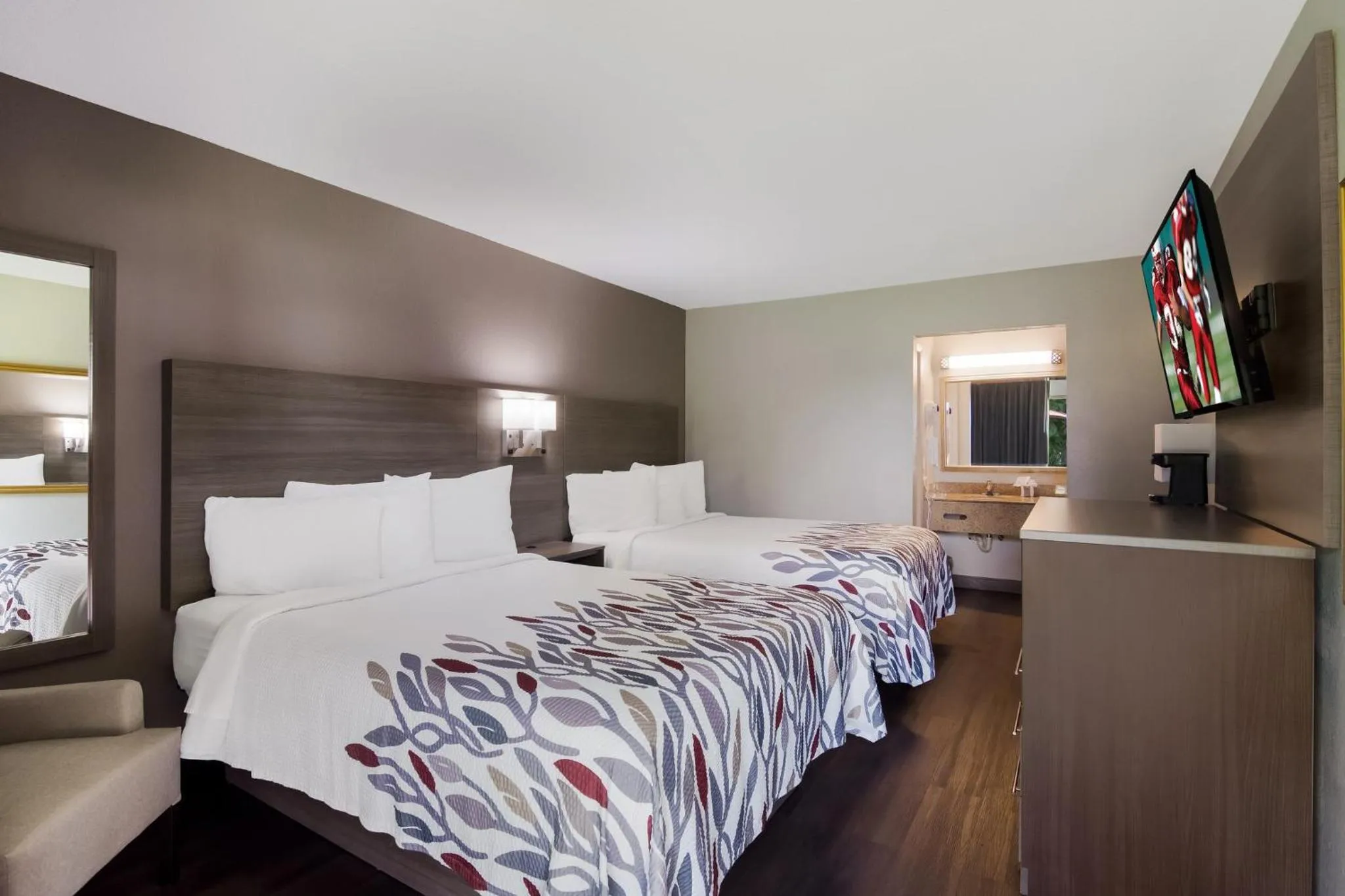 Bedroom, Bed in Red Roof Inn Vero Beach - I-95