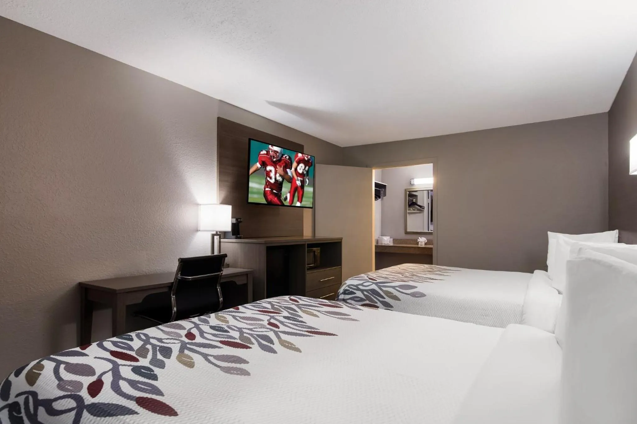 Bedroom, Bed in Red Roof Inn Vero Beach - I-95