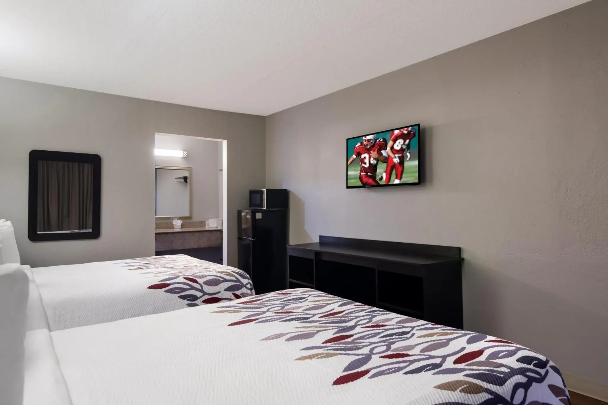 Photo of the whole room, Bed in Red Roof Inn Vero Beach - I-95