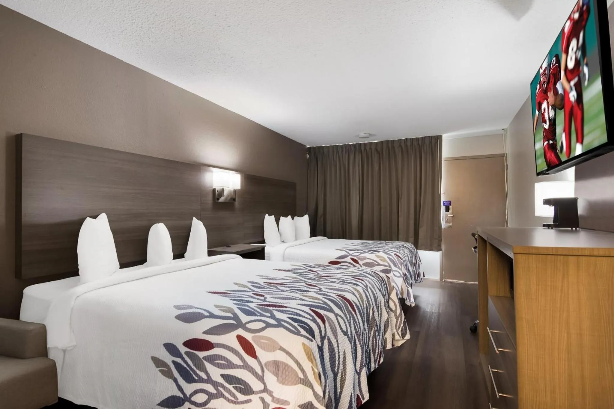 Bedroom, Bed in Red Roof Inn Vero Beach - I-95