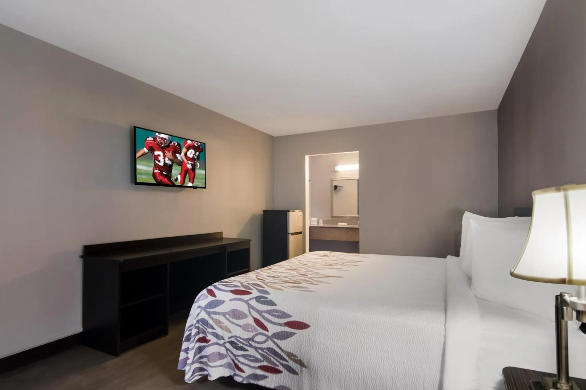 Photo of the whole room, Bed in Red Roof Inn Vero Beach - I-95