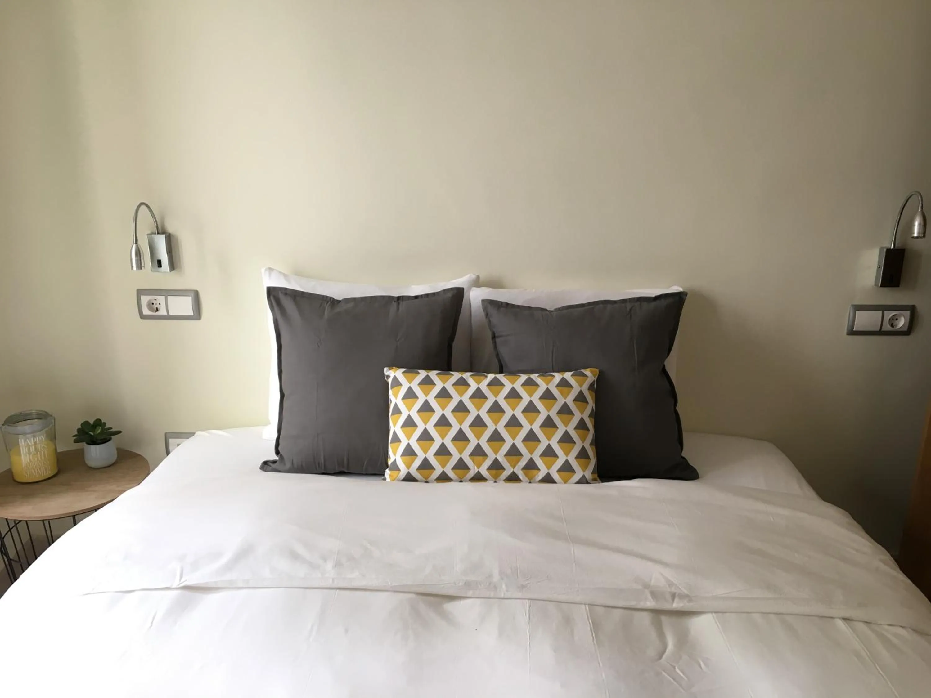 Photo of the whole room, Bed in 1E Azofaifo St Apartment