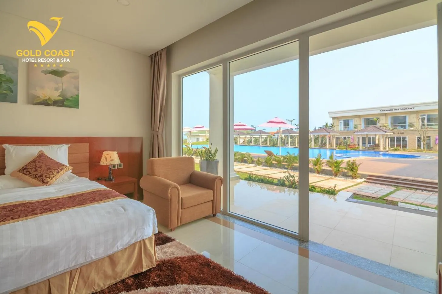 Pool view, Bed in Gold Coast Hotel Resort & Spa