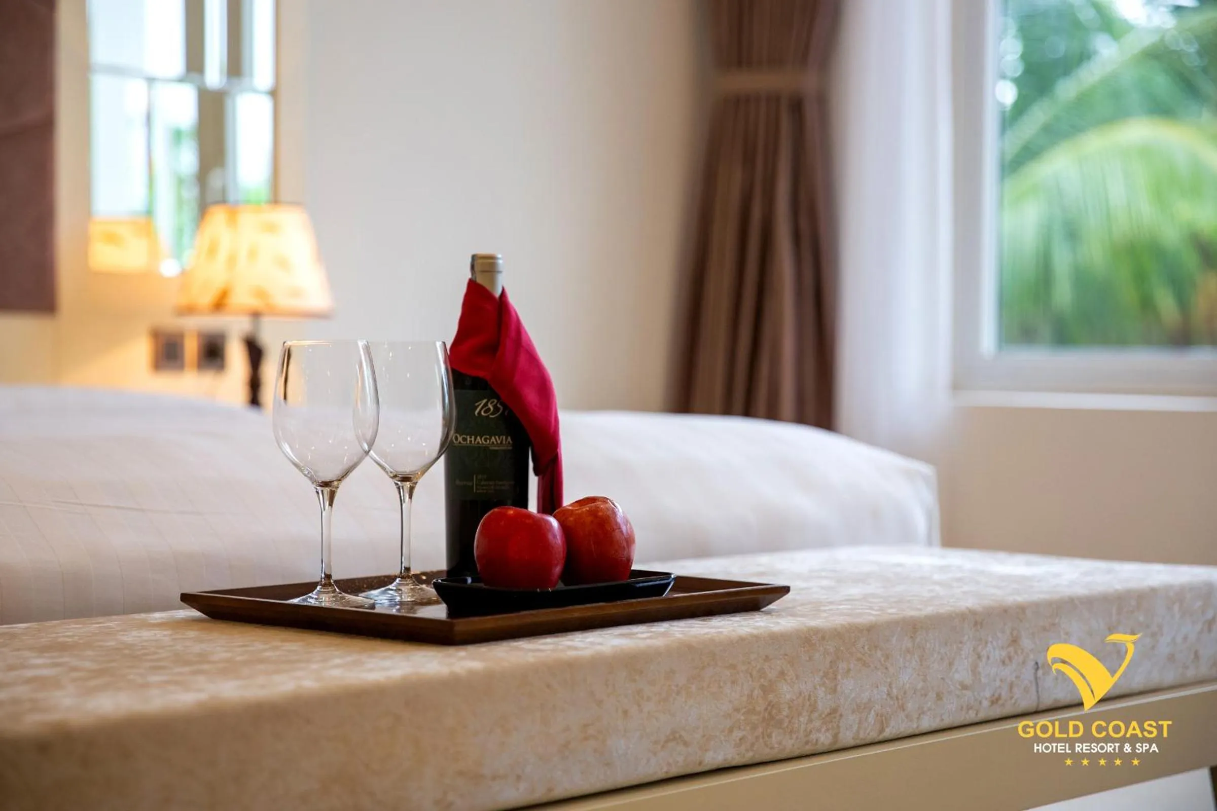 Food and drinks, Bed in Gold Coast Hotel Resort & Spa