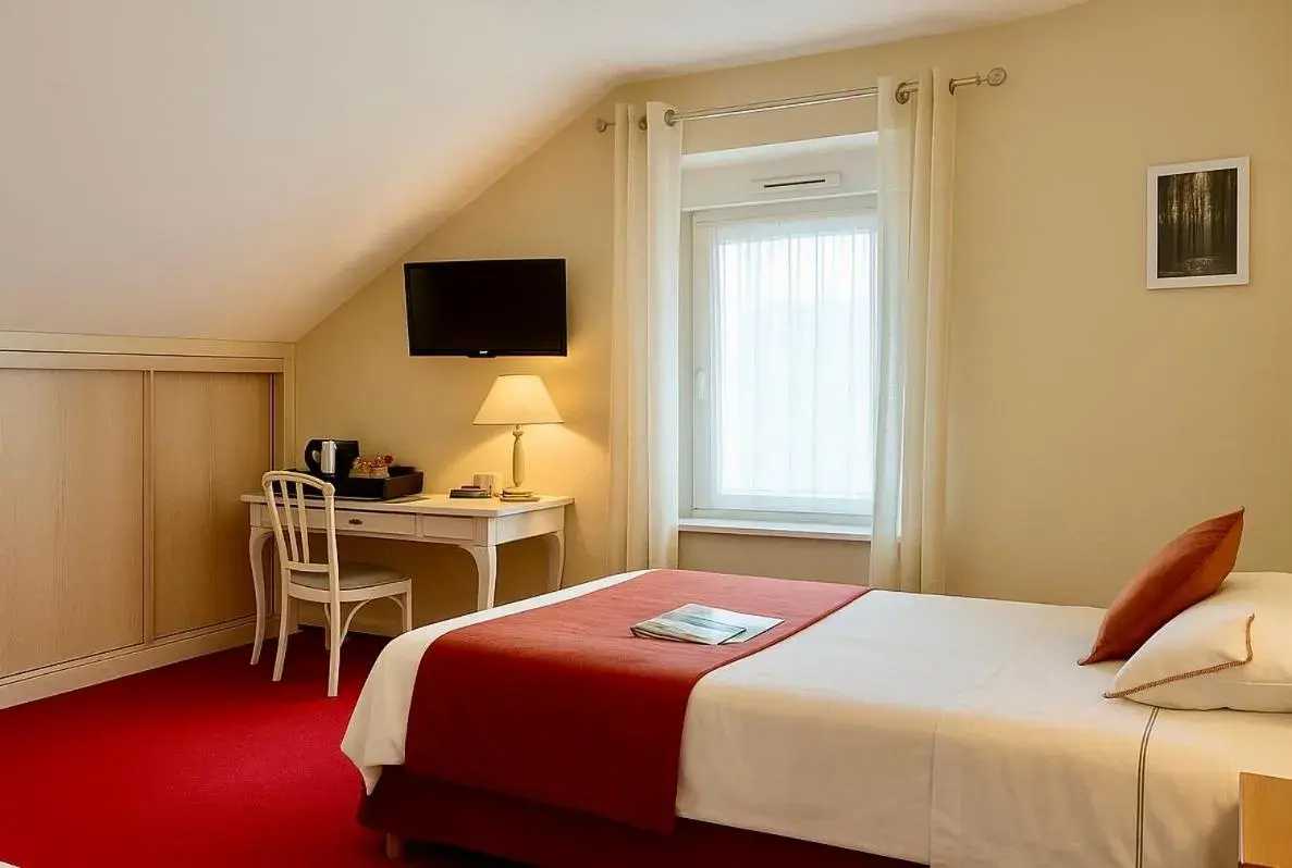 Double Room in LOGIS HÔTEL, CHALETS et RESTAURANT LES CHATELMINÉS Double Room in LOGIS HÔTEL, CHALETS et RESTAURANT LES CHATELMINÉS