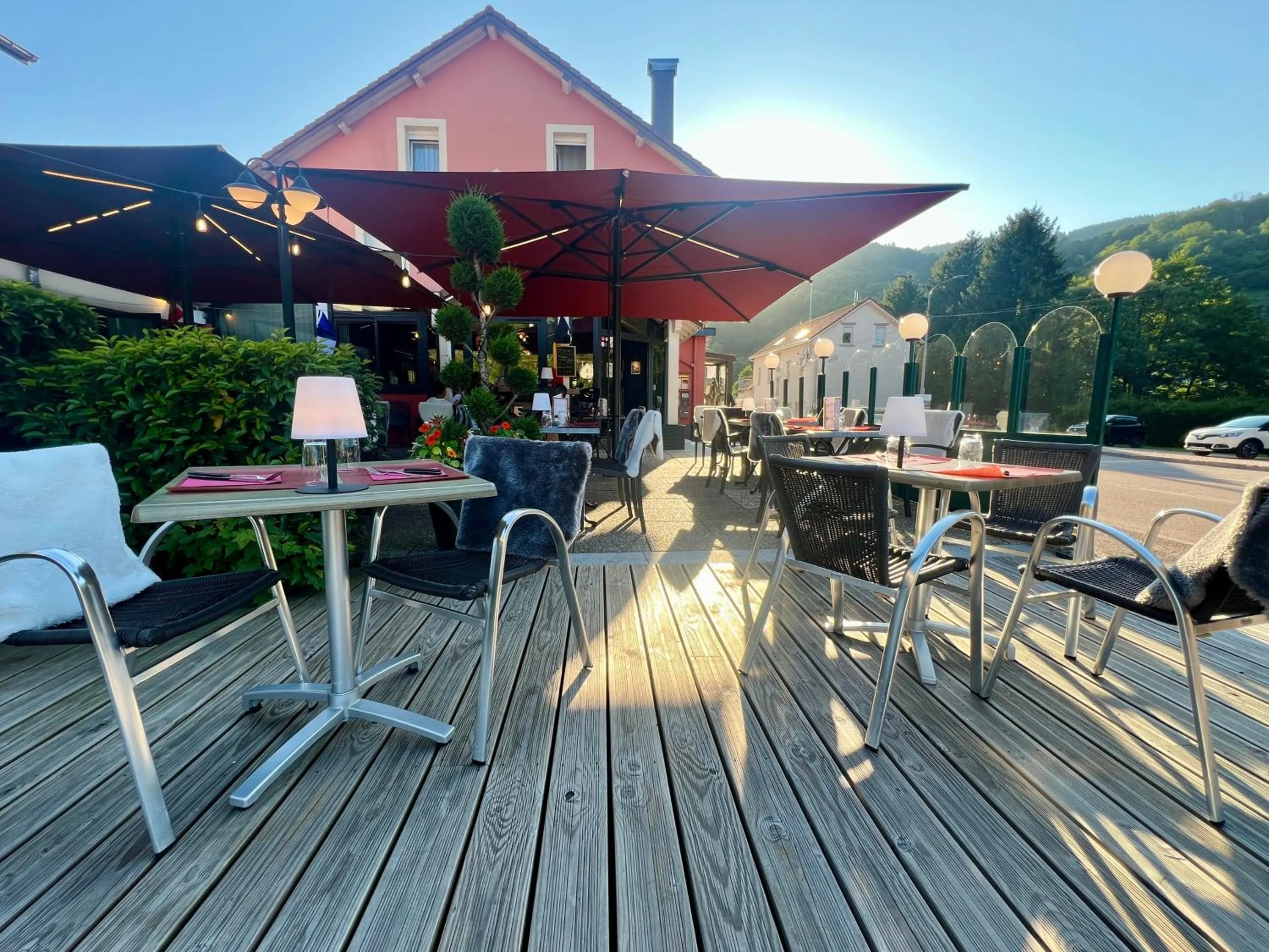 LOGIS HÔTEL, CHALETS et RESTAURANT LES CHATELMINÉS