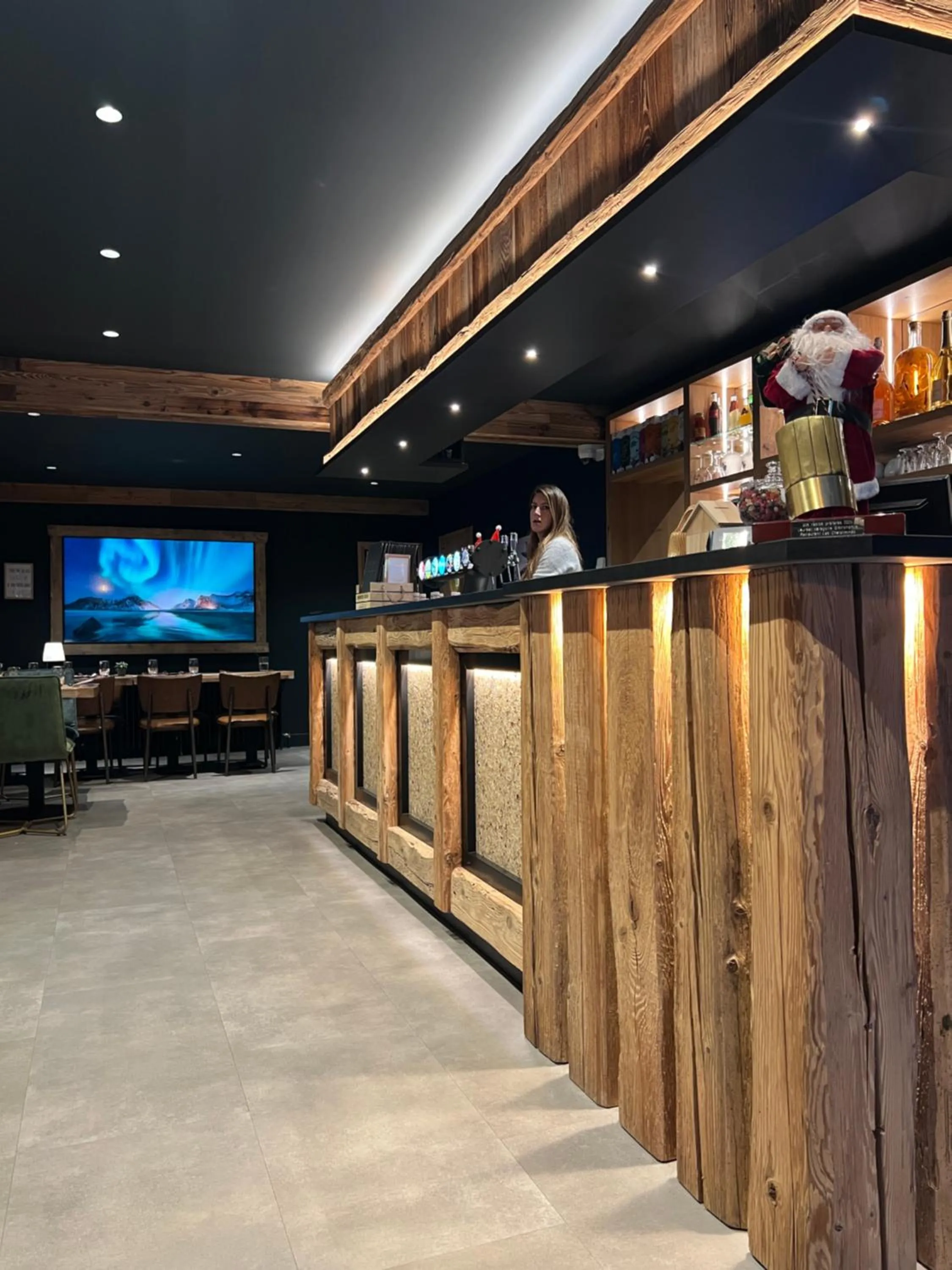 Lounge or bar in LOGIS HÔTEL, CHALETS et RESTAURANT LES CHATELMINÉS