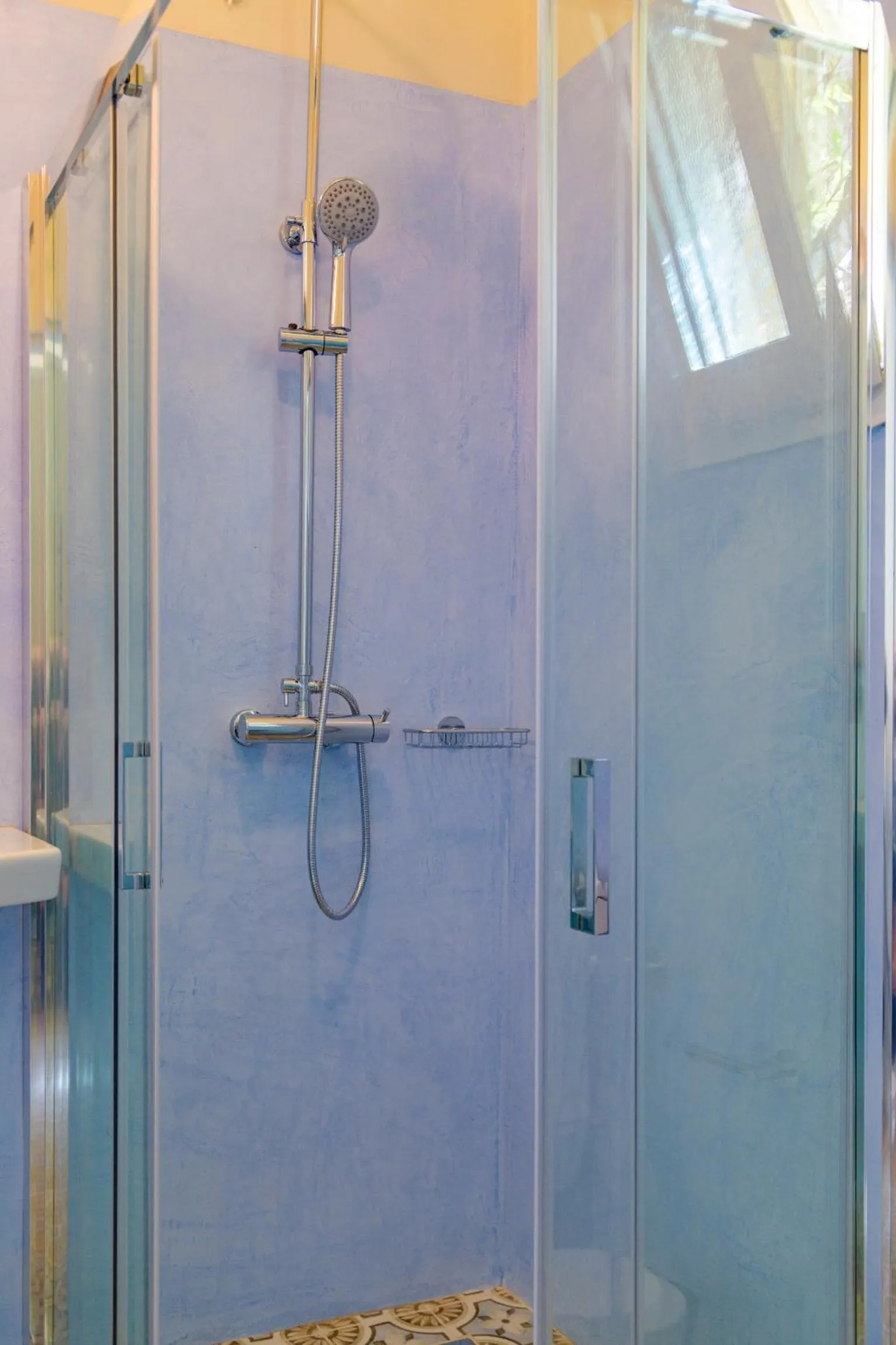 Shower in Panas Hotel