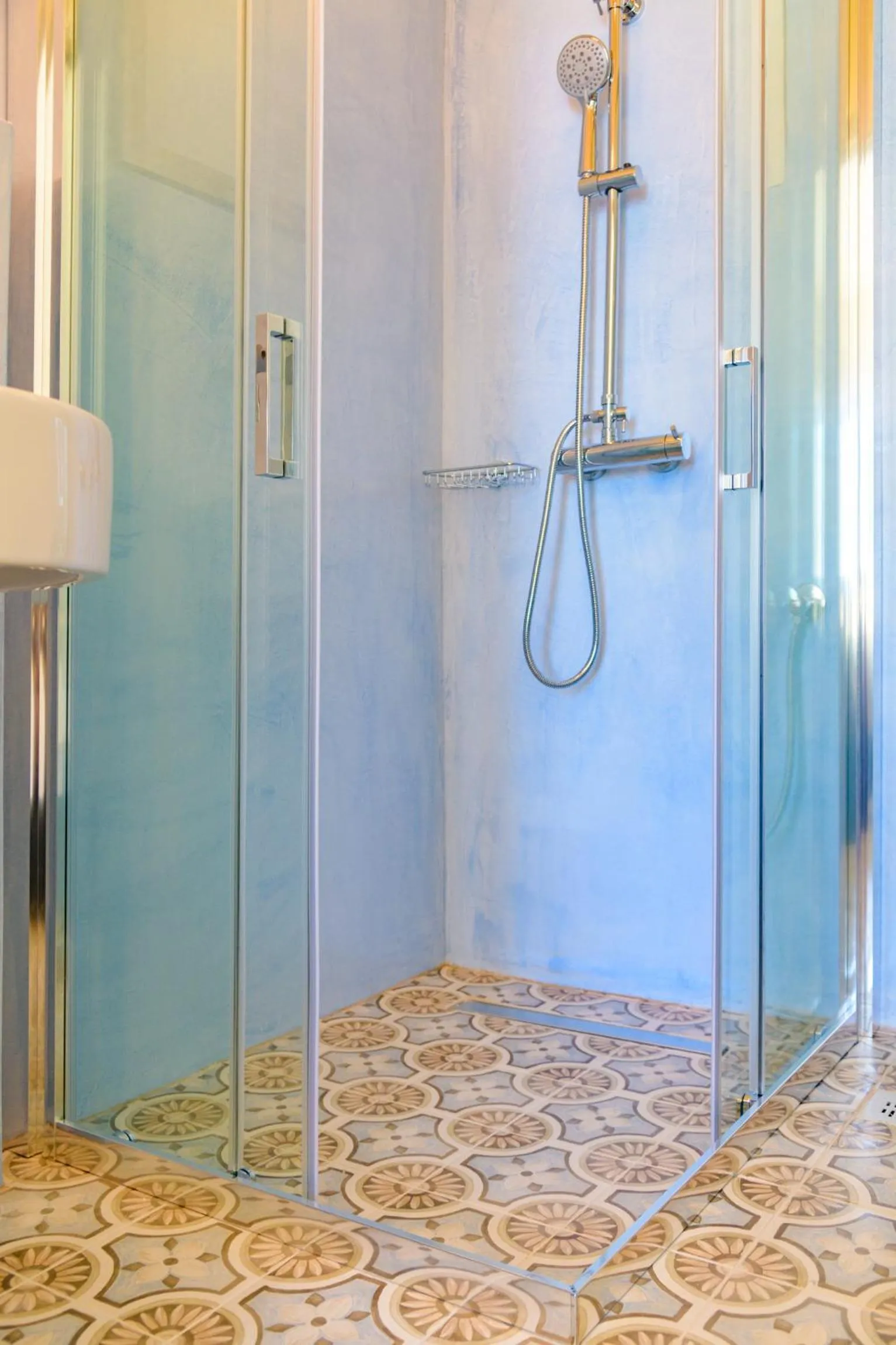 Shower in Panas Hotel