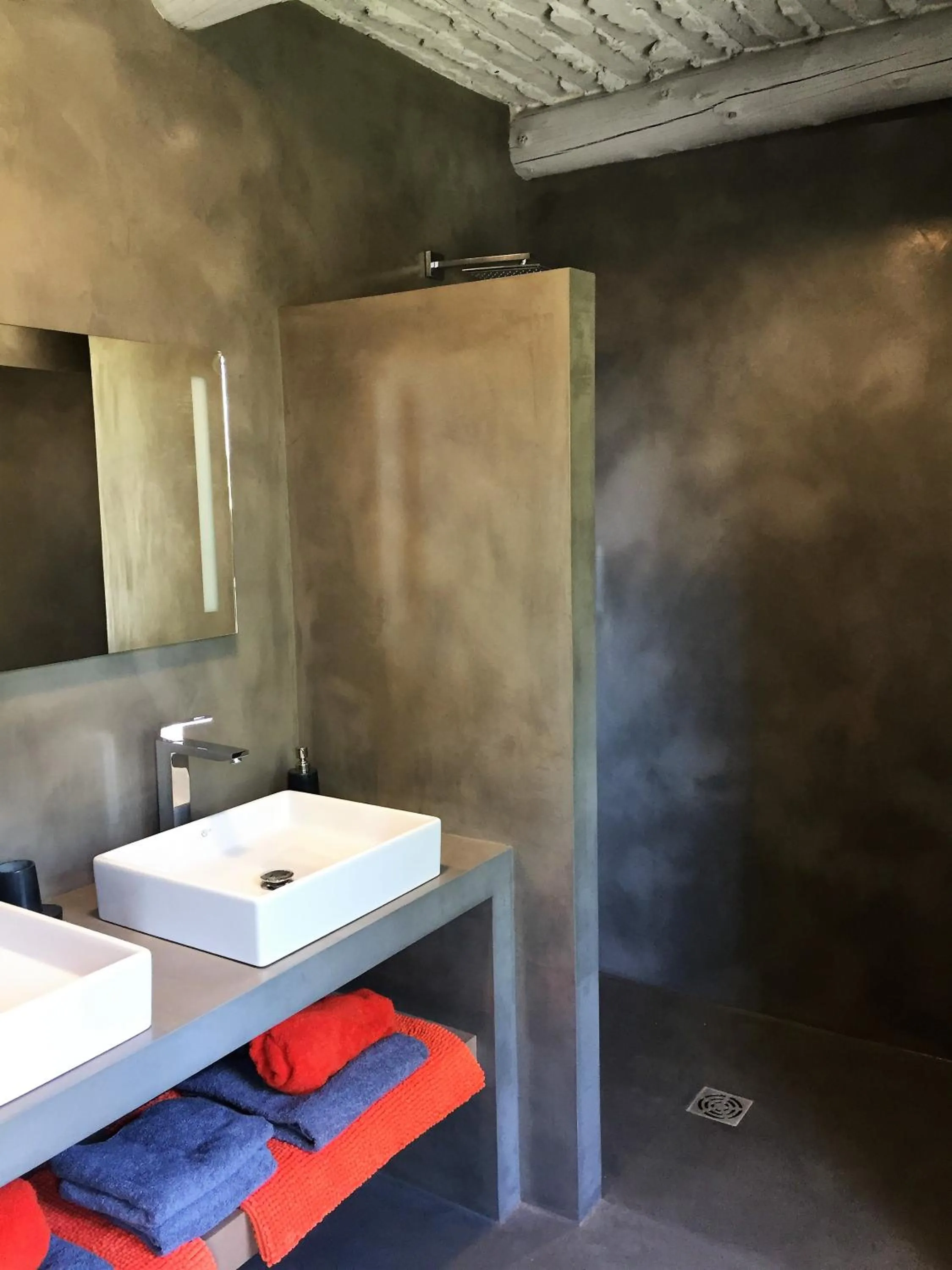 Shower in le mas de colongene