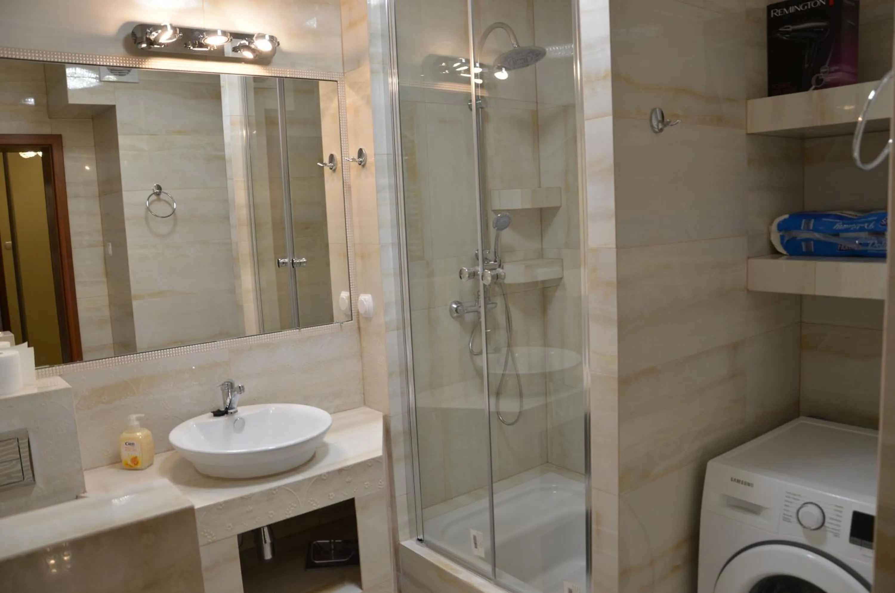 Shower in Luksusowy Apartament przy Plaży Niegocin