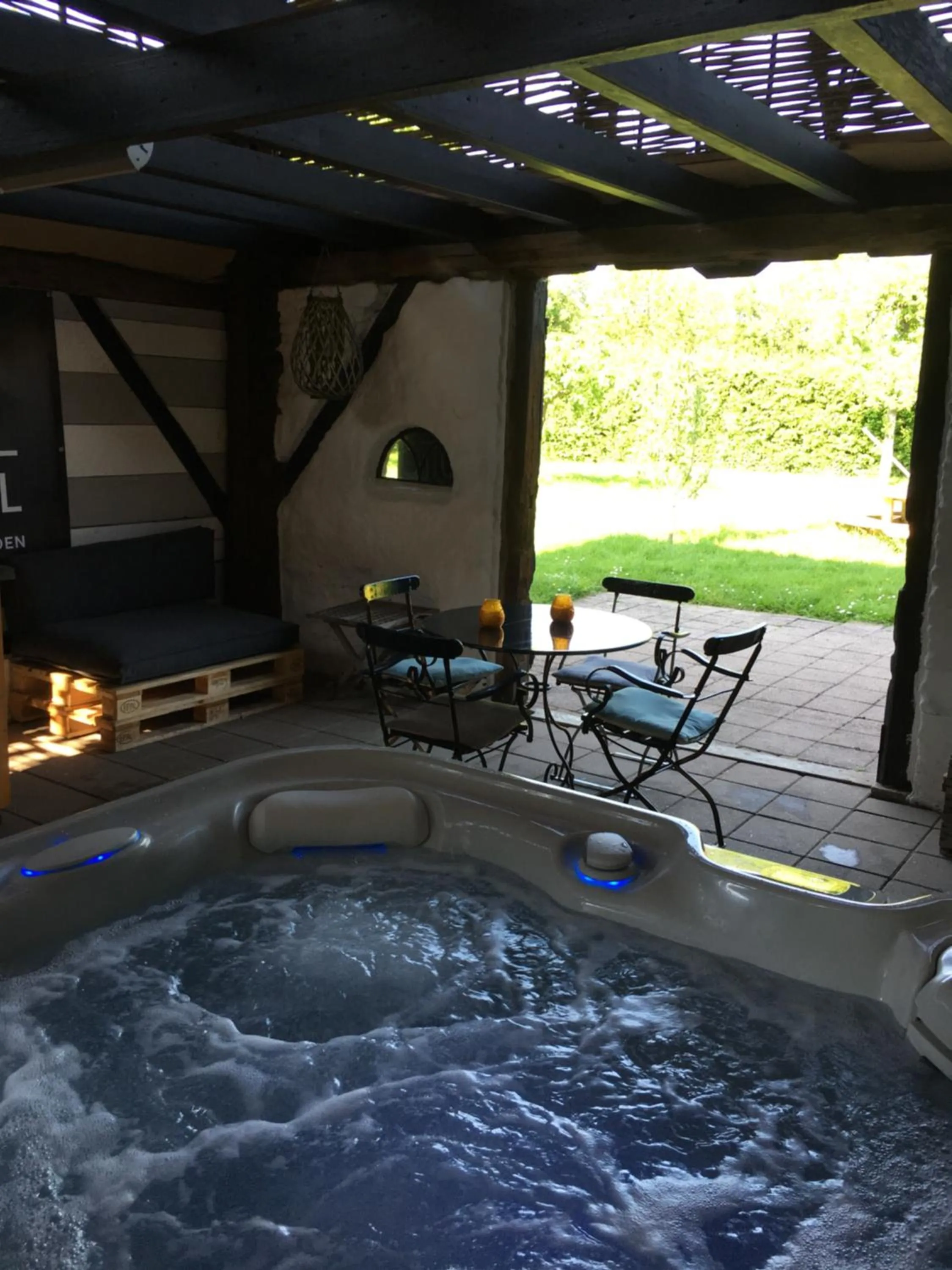 Hot Spring Bath in De Heeren van Tuil