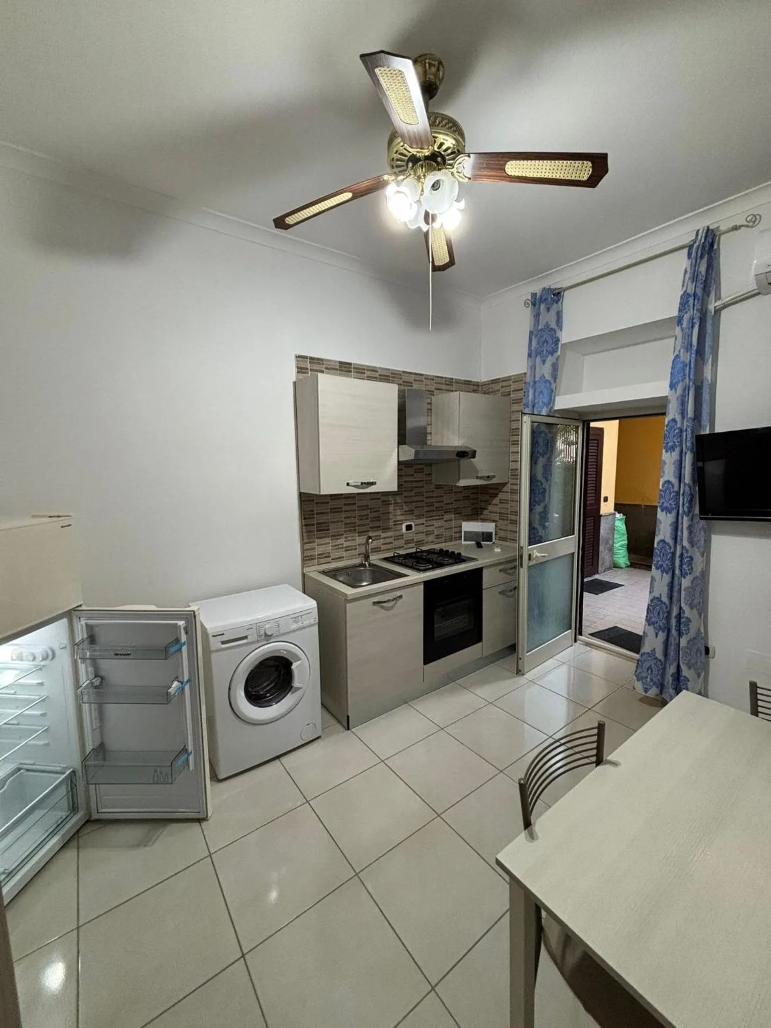 Kitchen or kitchenette in Home To Fly