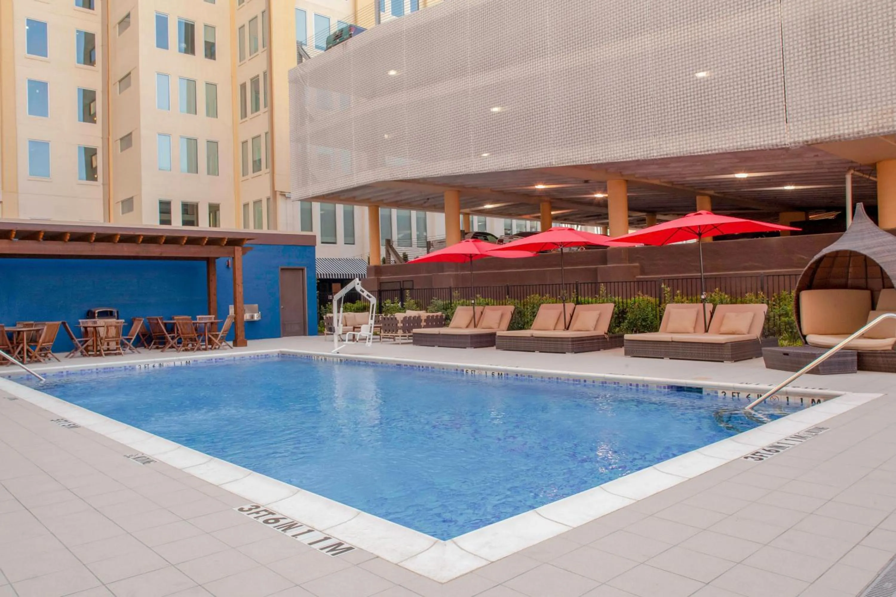 Swimming pool in TownePlace Suites by Marriott Dallas Downtown
