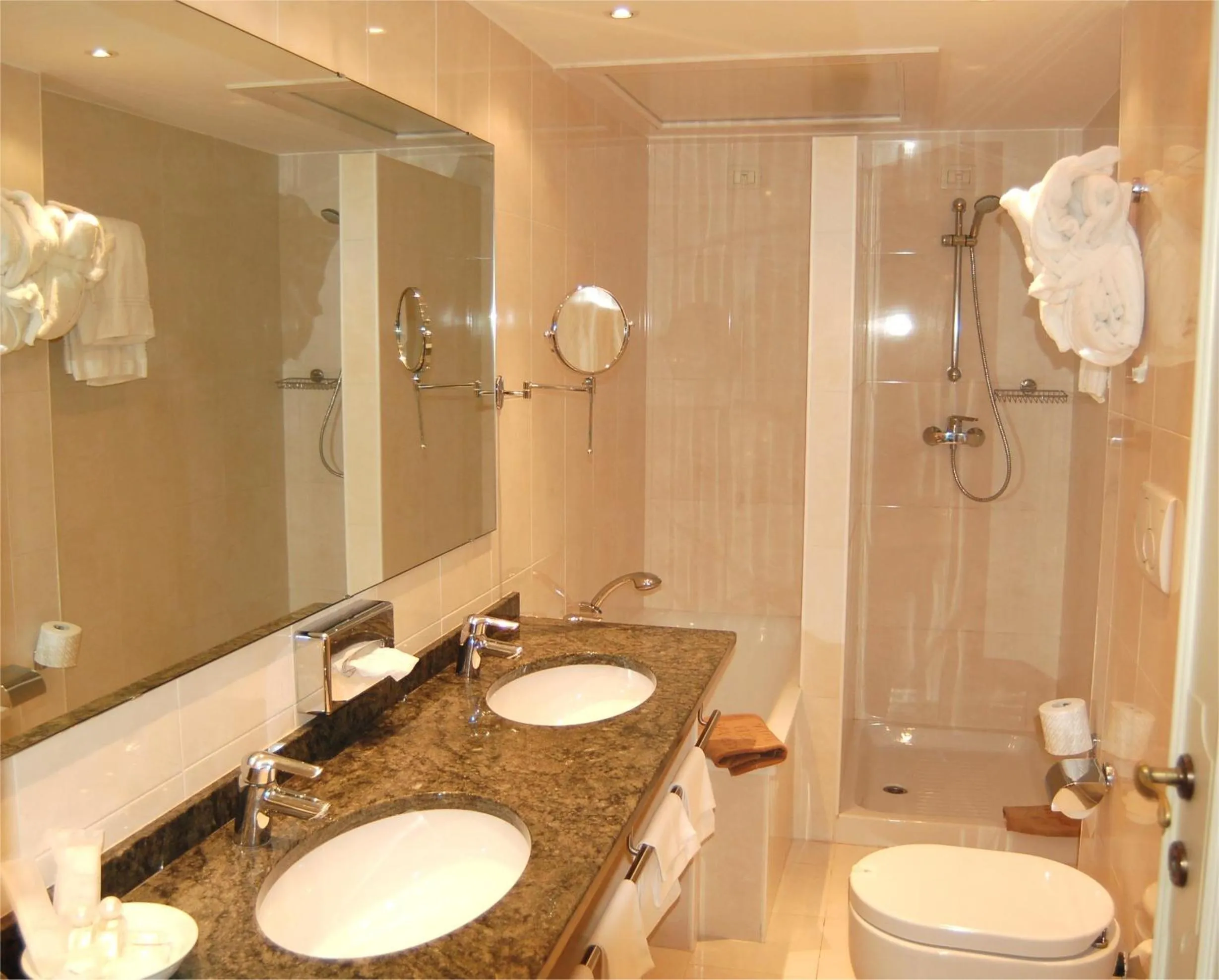 Bathroom in Astoria Hotel Italia