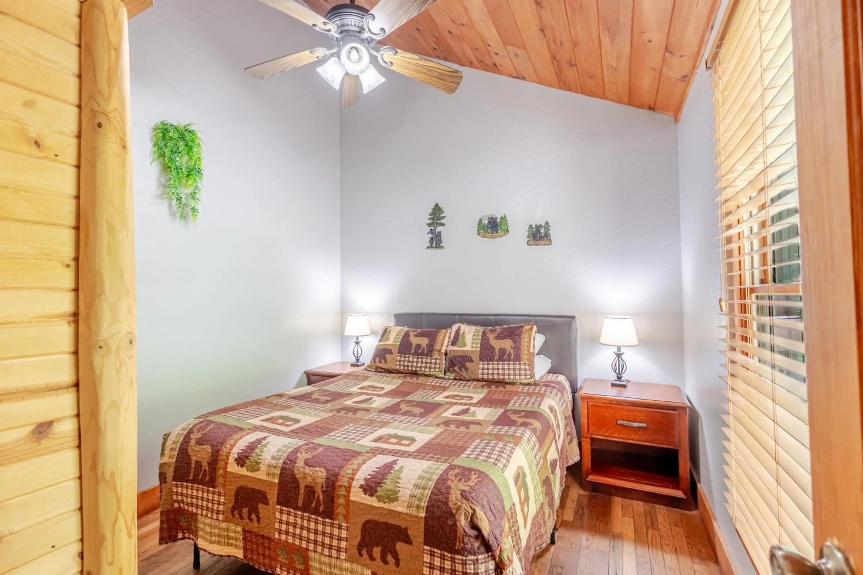 Bed in Qualla Cabins and Motel Cherokee near Casino