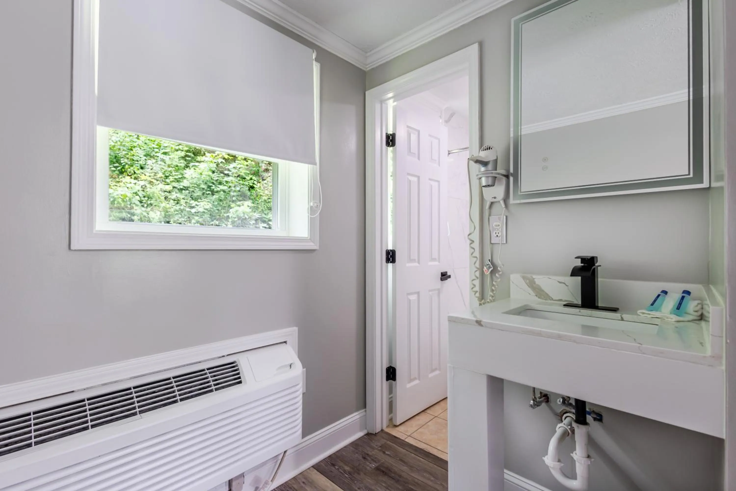 Bathroom, Bed in Qualla Cabins and Motel Cherokee near Casino