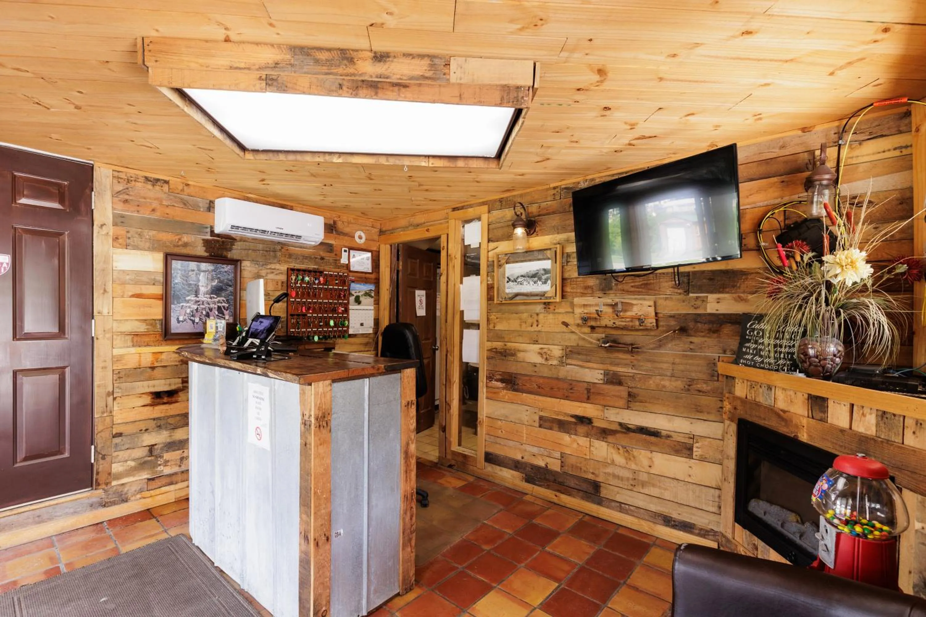 Lobby or reception in Qualla Cabins and Motel Cherokee near Casino