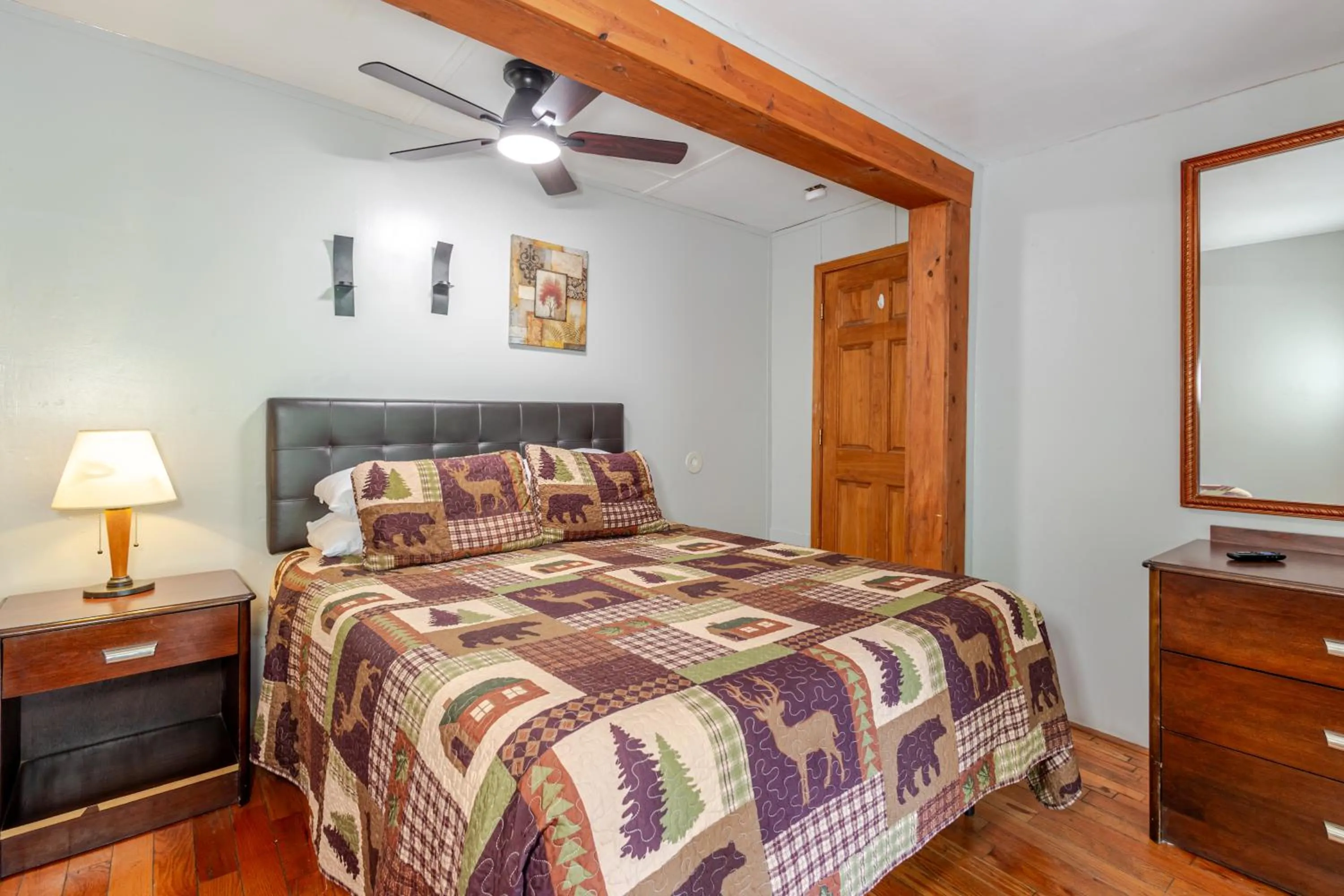 Bedroom, Bed in Qualla Cabins and Motel Cherokee near Casino