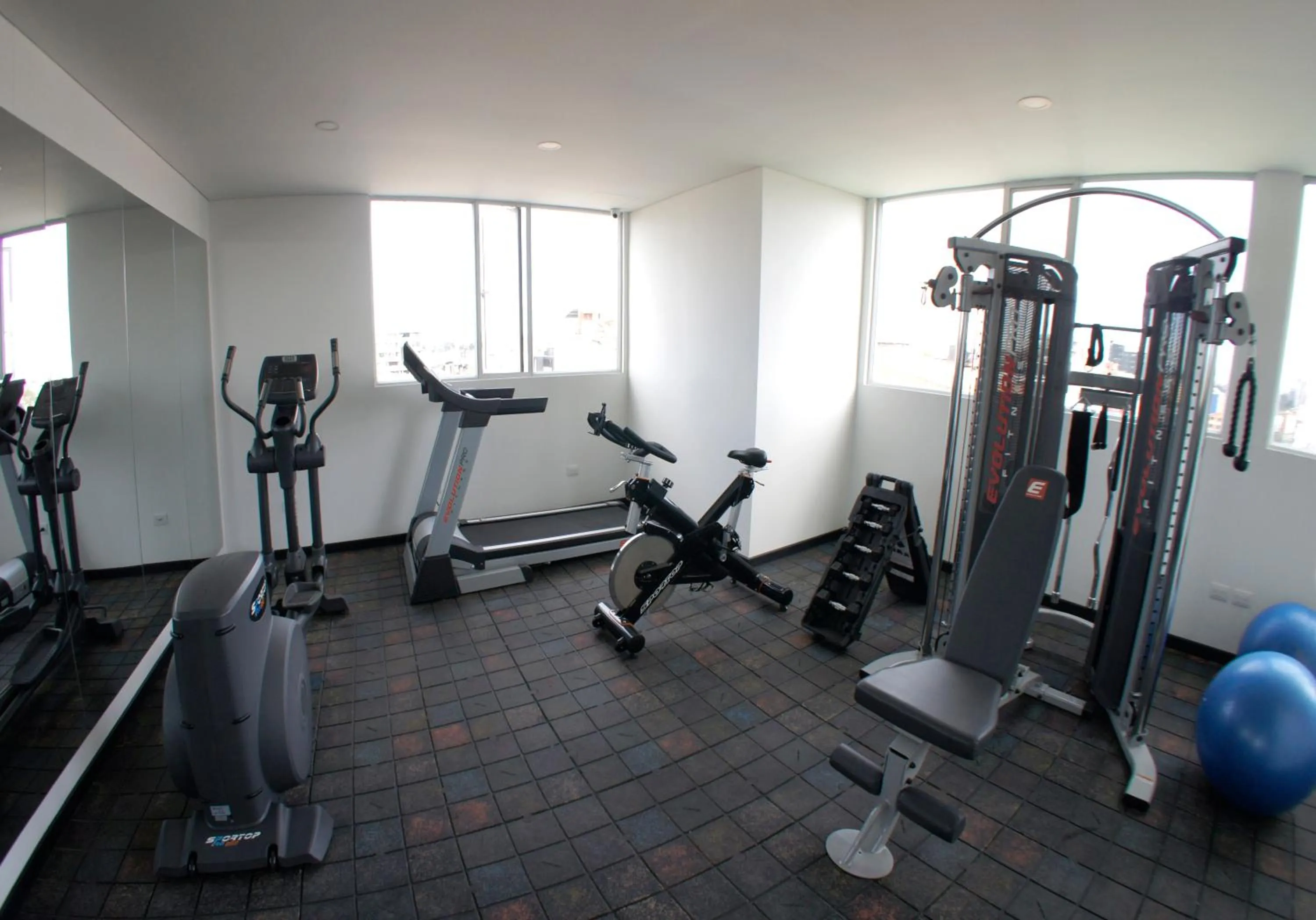 Fitness centre/facilities in SM Grand Hotel