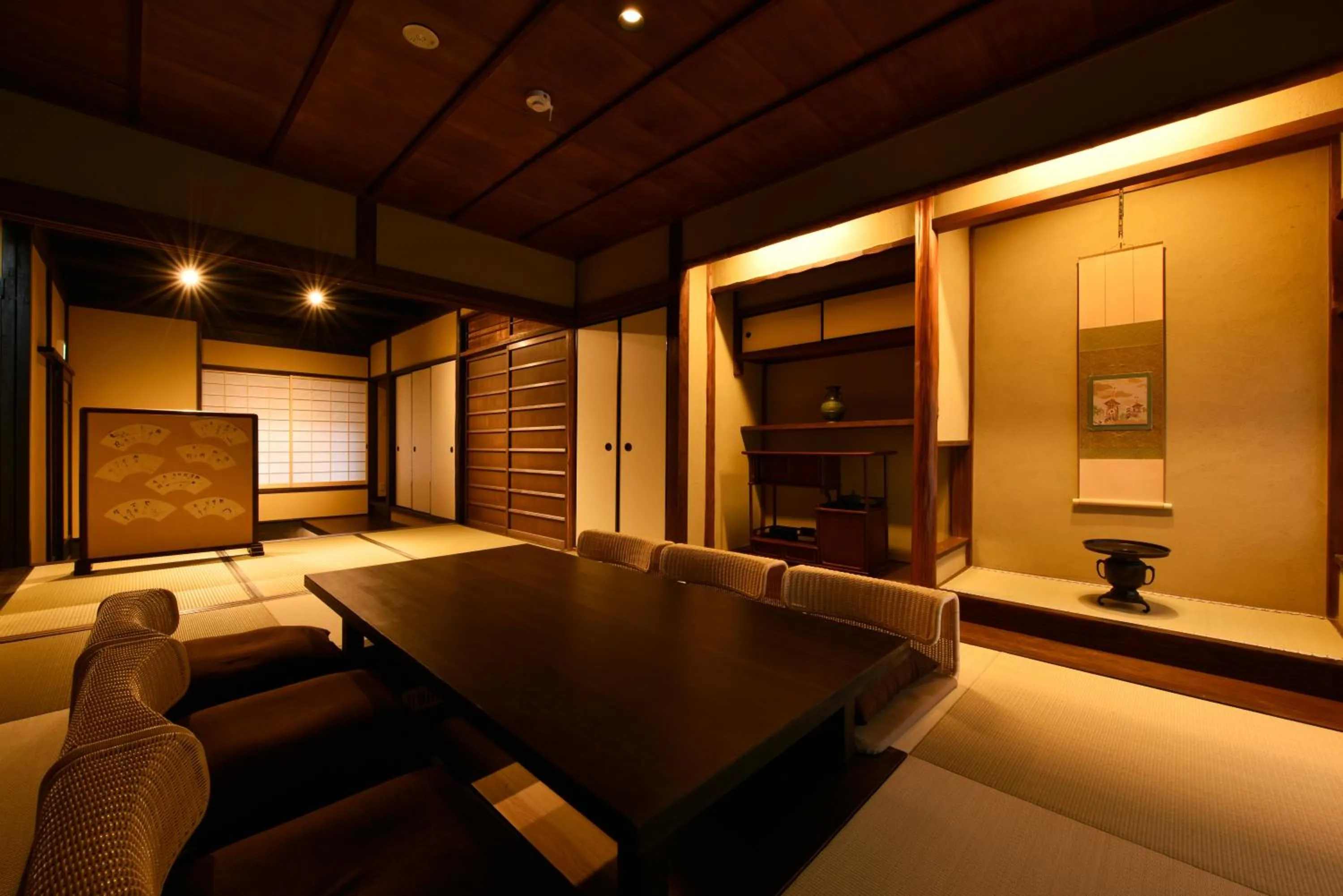 Living room, Bed in Kuraya Senbonsanjo