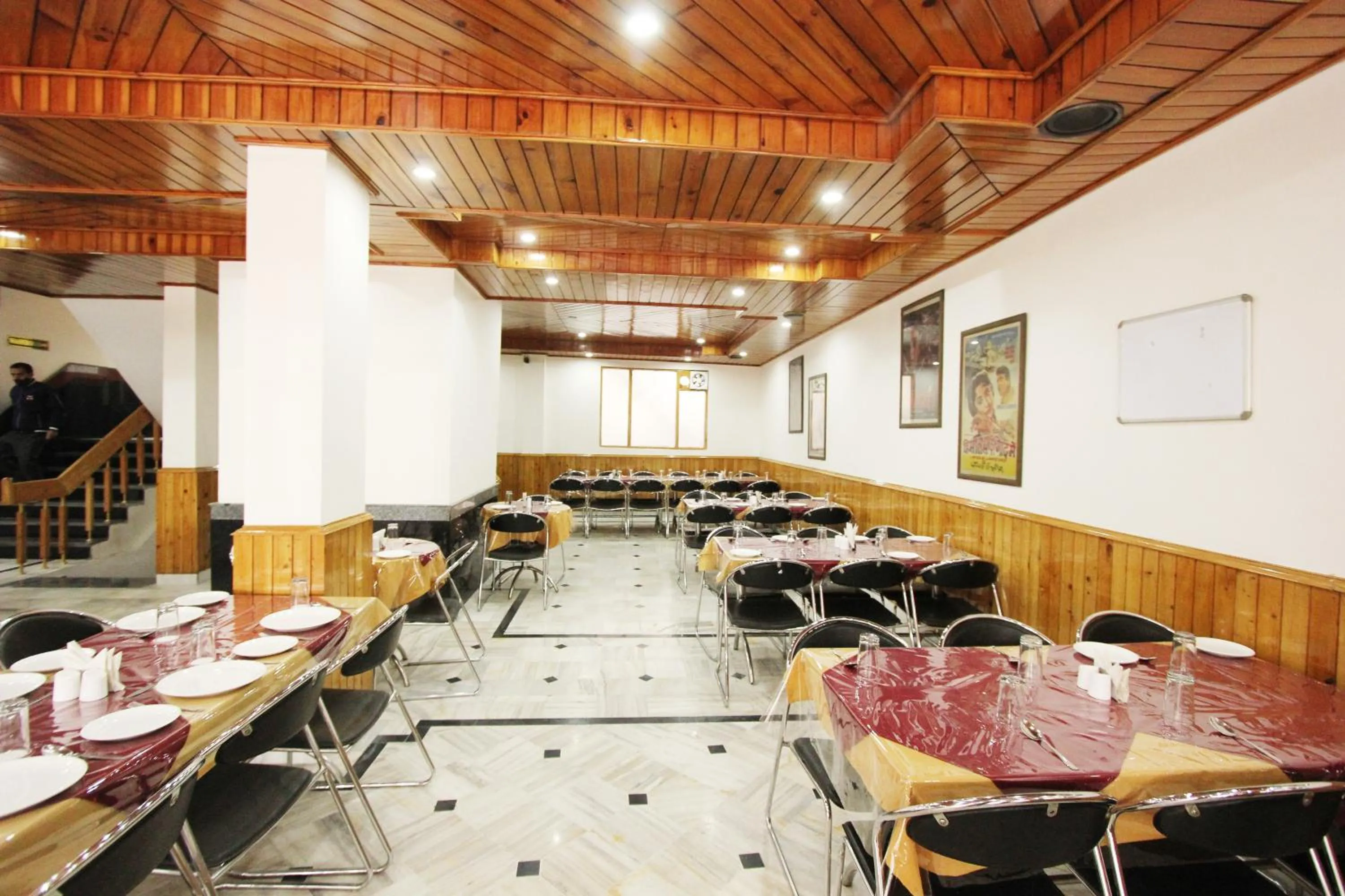 Restaurant/places to eat in Hotel Snow View Manali