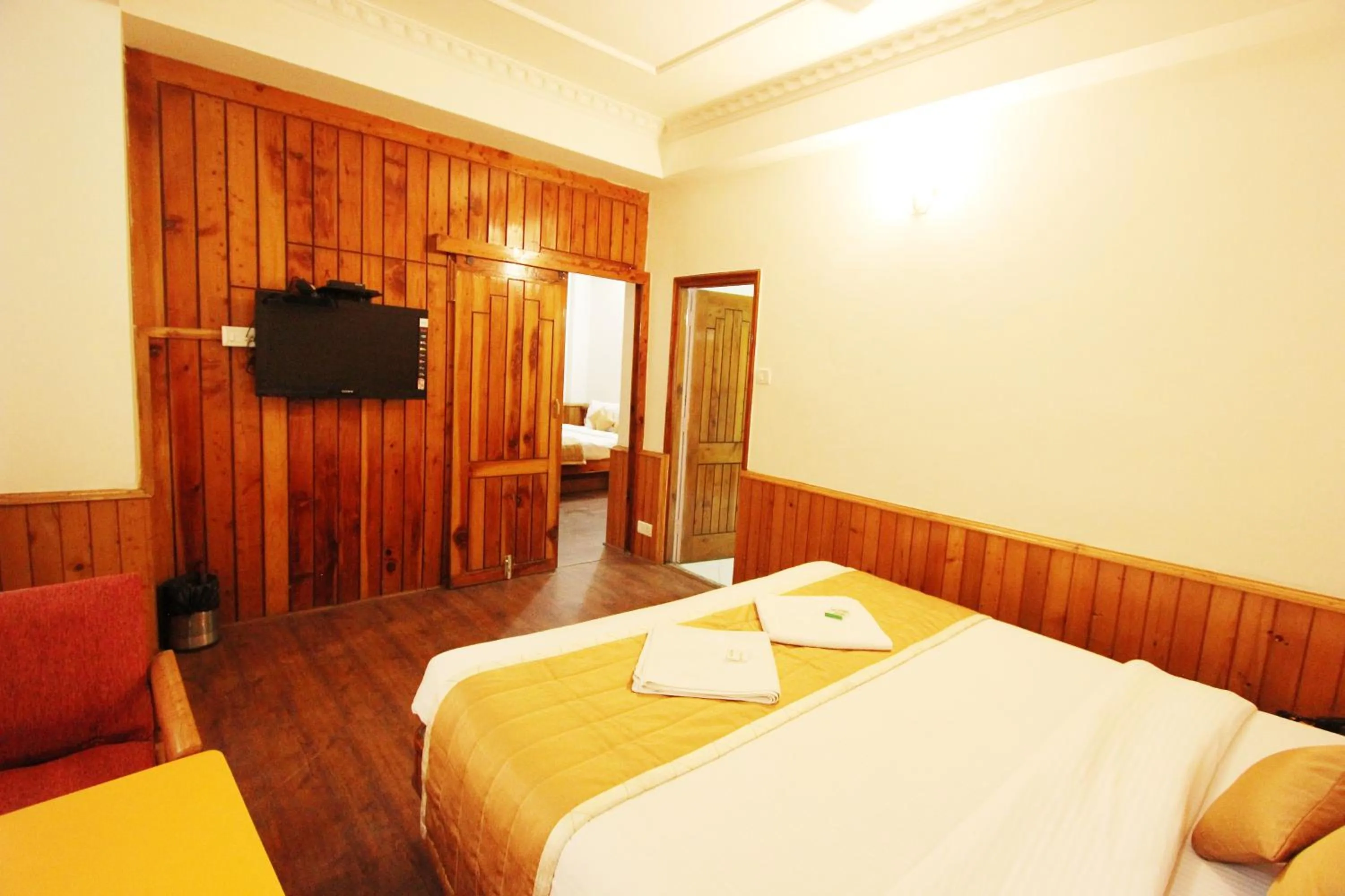 Bedroom, Bed in Hotel Snow View Manali
