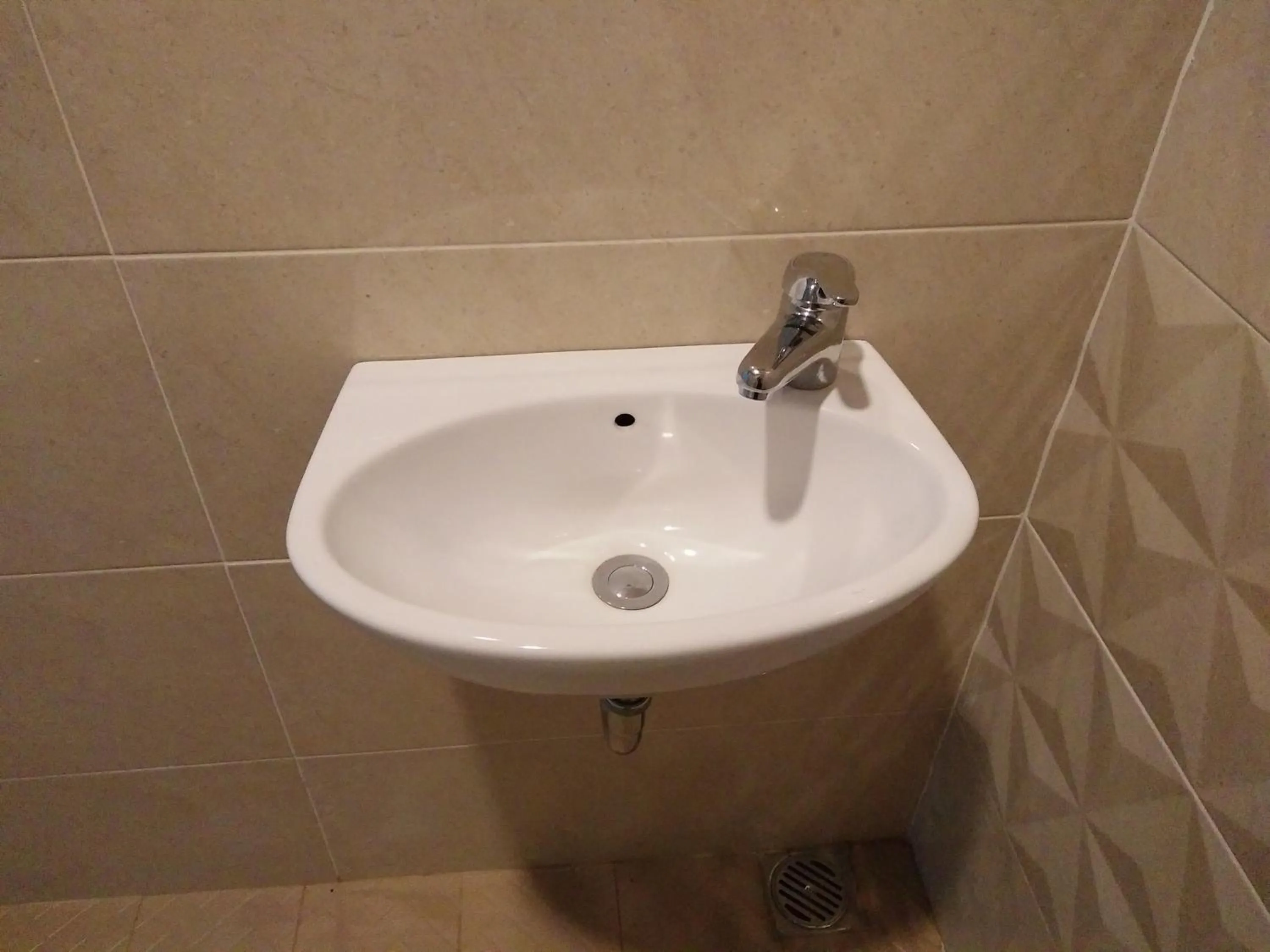 Bathroom in RedDoorz Near Gajah Mada Street Semarang