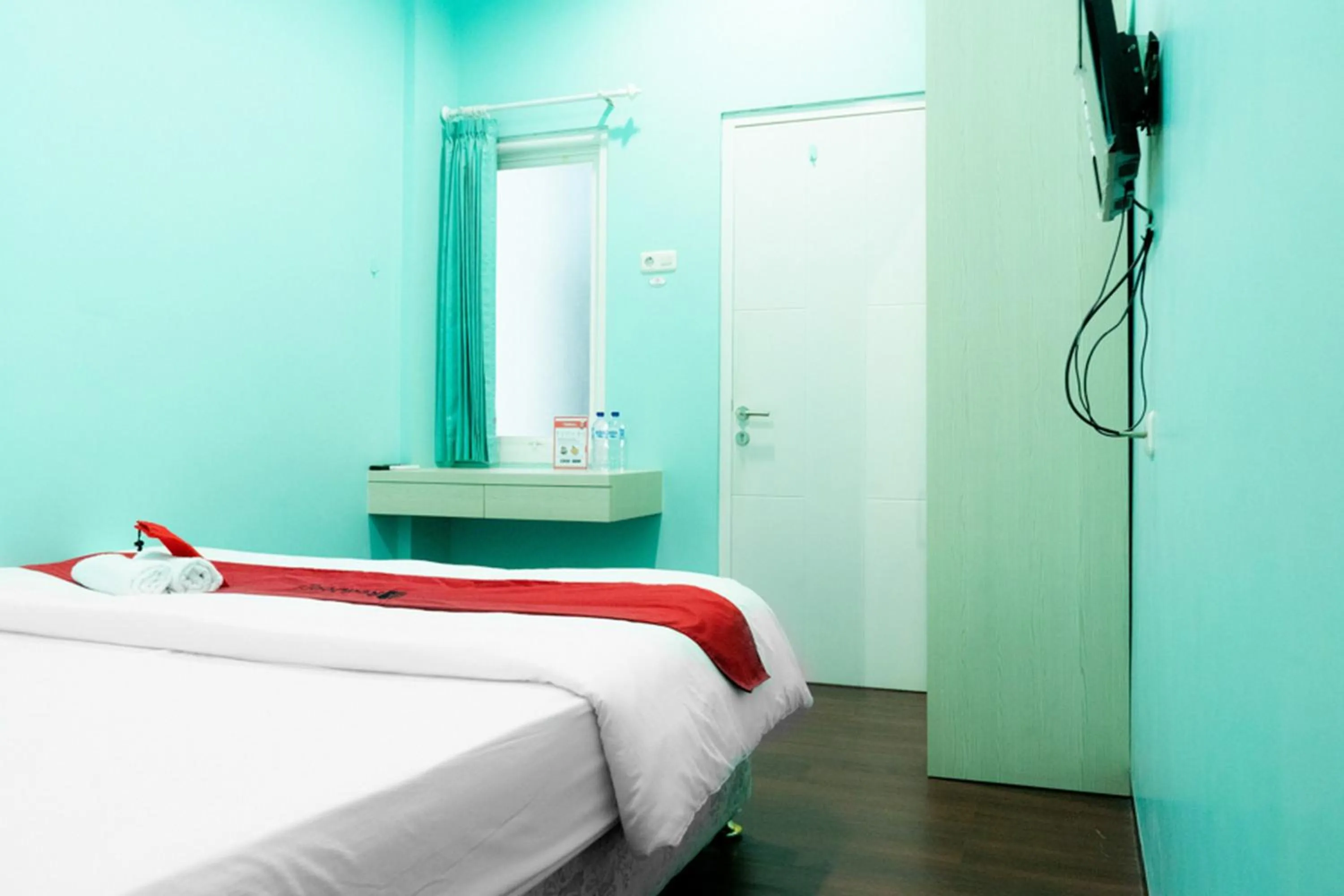 Bedroom, Bed in RedDoorz Near Gajah Mada Street Semarang