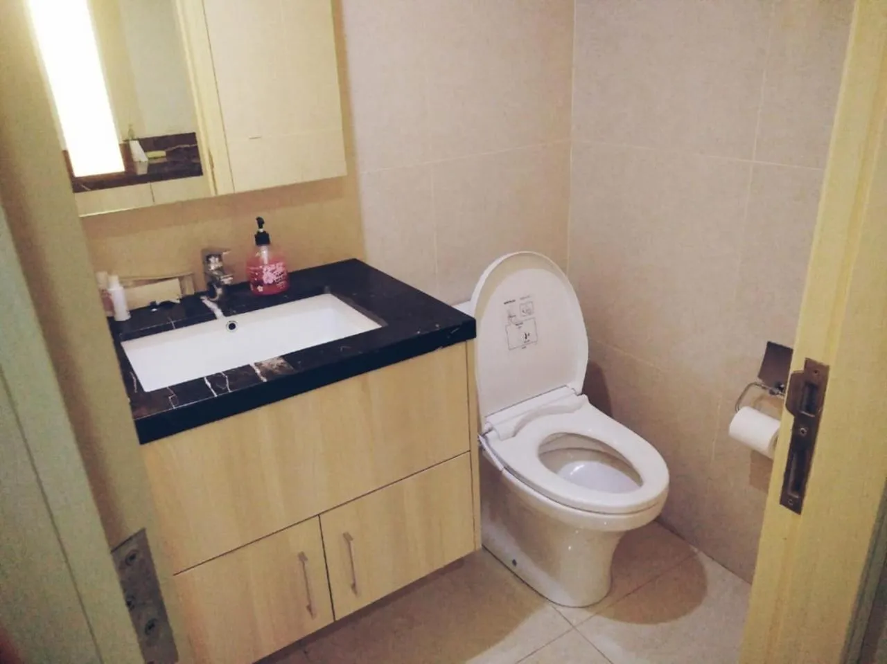 Bathroom in RedDoorz Near Gajah Mada Street Semarang